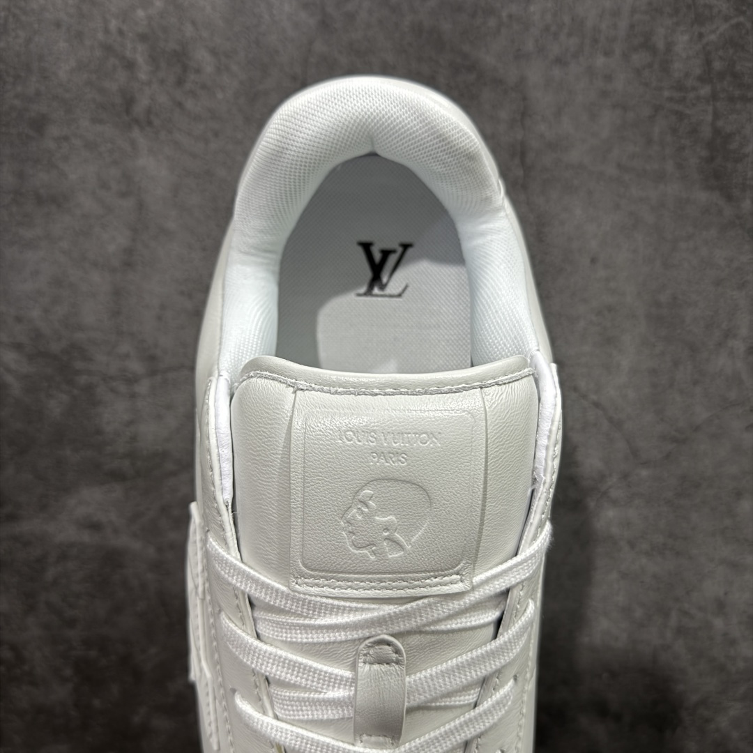 图片[8]-【纯原S版】莞产顶级LOUIS VUITTON × NIGO 联名款 Buttersoft FW25 牛皮革压纹 系带圆头 低帮系带圆头运动鞋 LV × Nigo 联名 FW25 最新 Buttersoft 系列 菲董操刀设计，阿甘鞋轮廓融合面包鞋风格 鞋型饱满但比例克制，上脚呈现慵懒高级感 厚鞋舌＋宽鞋带结构 鞋面采用头层牛皮＋羊皮革压纹 皮质细腻，纹理自然，耐看耐穿 鞋底为原版开模防滑 TPU 大底 全系列暴力拆借 原版开发 结构、比例与用料统一度高 尺码：36 37 38 39 40 41 42 43 44 45-选品中心