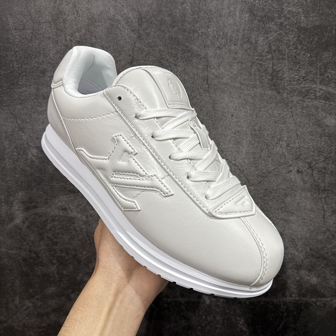 图片[3]-【纯原S版】莞产顶级LOUIS VUITTON × NIGO 联名款 Buttersoft FW25 牛皮革压纹 系带圆头 低帮系带圆头运动鞋 LV × Nigo 联名 FW25 最新 Buttersoft 系列 菲董操刀设计，阿甘鞋轮廓融合面包鞋风格 鞋型饱满但比例克制，上脚呈现慵懒高级感 厚鞋舌＋宽鞋带结构 鞋面采用头层牛皮＋羊皮革压纹 皮质细腻，纹理自然，耐看耐穿 鞋底为原版开模防滑 TPU 大底 全系列暴力拆借 原版开发 结构、比例与用料统一度高 尺码：36 37 38 39 40 41 42 43 44 45-选品中心