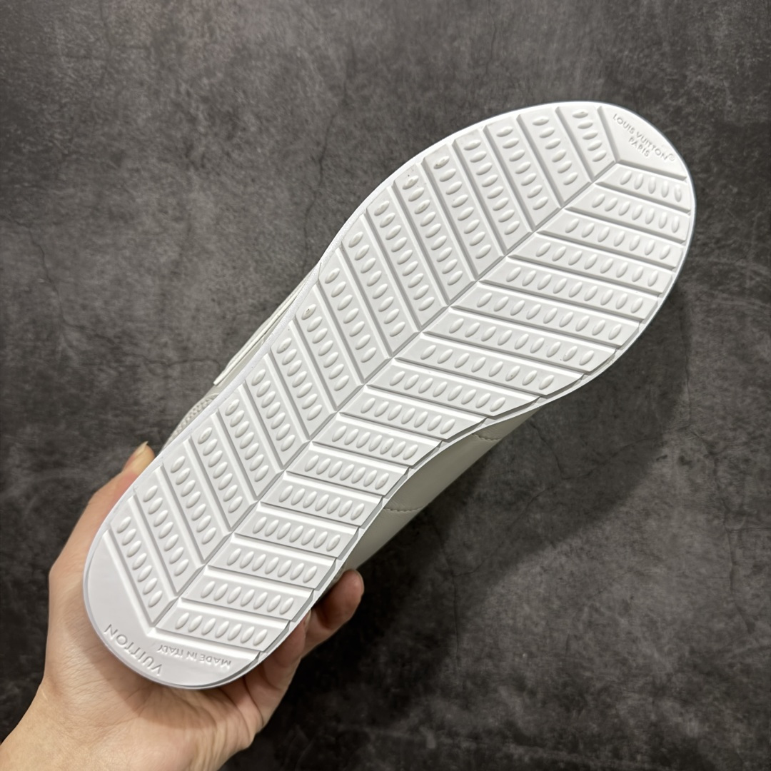 图片[9]-【纯原S版】莞产顶级LOUIS VUITTON × NIGO 联名款 Buttersoft FW25 牛皮革压纹 系带圆头 低帮系带圆头运动鞋 LV × Nigo 联名 FW25 最新 Buttersoft 系列 菲董操刀设计，阿甘鞋轮廓融合面包鞋风格 鞋型饱满但比例克制，上脚呈现慵懒高级感 厚鞋舌＋宽鞋带结构 鞋面采用头层牛皮＋羊皮革压纹 皮质细腻，纹理自然，耐看耐穿 鞋底为原版开模防滑 TPU 大底 全系列暴力拆借 原版开发 结构、比例与用料统一度高 尺码：36 37 38 39 40 41 42 43 44 45-选品中心