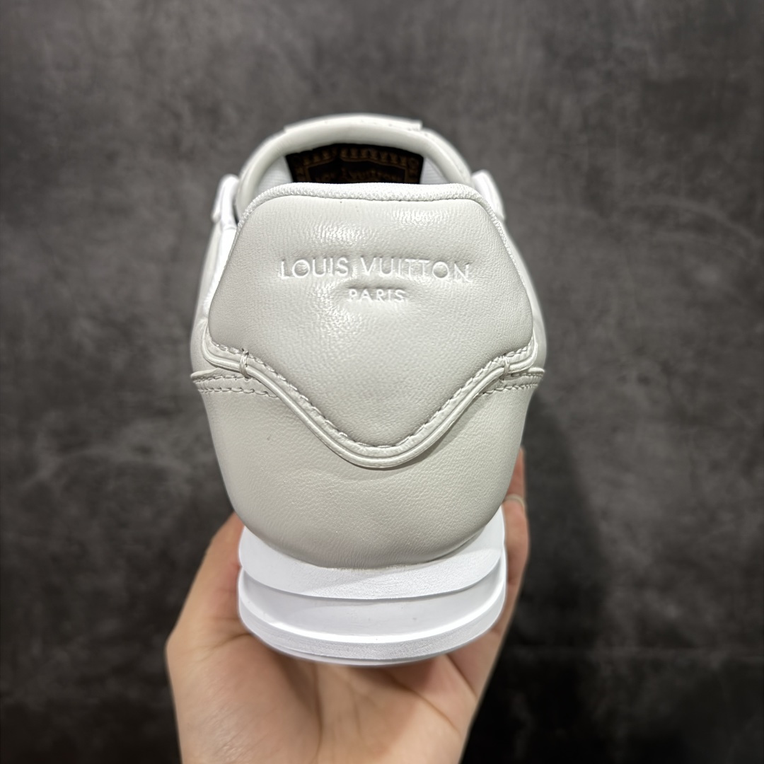 图片[4]-【纯原S版】莞产顶级LOUIS VUITTON × NIGO 联名款 Buttersoft FW25 牛皮革压纹 系带圆头 低帮系带圆头运动鞋 LV × Nigo 联名 FW25 最新 Buttersoft 系列 菲董操刀设计，阿甘鞋轮廓融合面包鞋风格 鞋型饱满但比例克制，上脚呈现慵懒高级感 厚鞋舌＋宽鞋带结构 鞋面采用头层牛皮＋羊皮革压纹 皮质细腻，纹理自然，耐看耐穿 鞋底为原版开模防滑 TPU 大底 全系列暴力拆借 原版开发 结构、比例与用料统一度高 尺码：36 37 38 39 40 41 42 43 44 45-选品中心