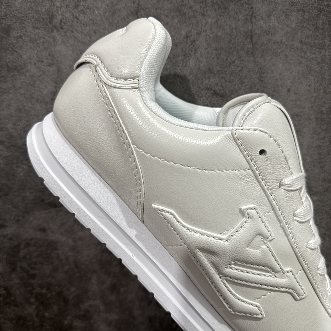 图片[7]-【纯原S版】莞产顶级LOUIS VUITTON × NIGO 联名款 Buttersoft FW25 牛皮革压纹 系带圆头 低帮系带圆头运动鞋 LV × Nigo 联名 FW25 最新 Buttersoft 系列 菲董操刀设计，阿甘鞋轮廓融合面包鞋风格 鞋型饱满但比例克制，上脚呈现慵懒高级感 厚鞋舌＋宽鞋带结构 鞋面采用头层牛皮＋羊皮革压纹 皮质细腻，纹理自然，耐看耐穿 鞋底为原版开模防滑 TPU 大底 全系列暴力拆借 原版开发 结构、比例与用料统一度高 尺码：36 37 38 39 40 41 42 43 44 45-选品中心