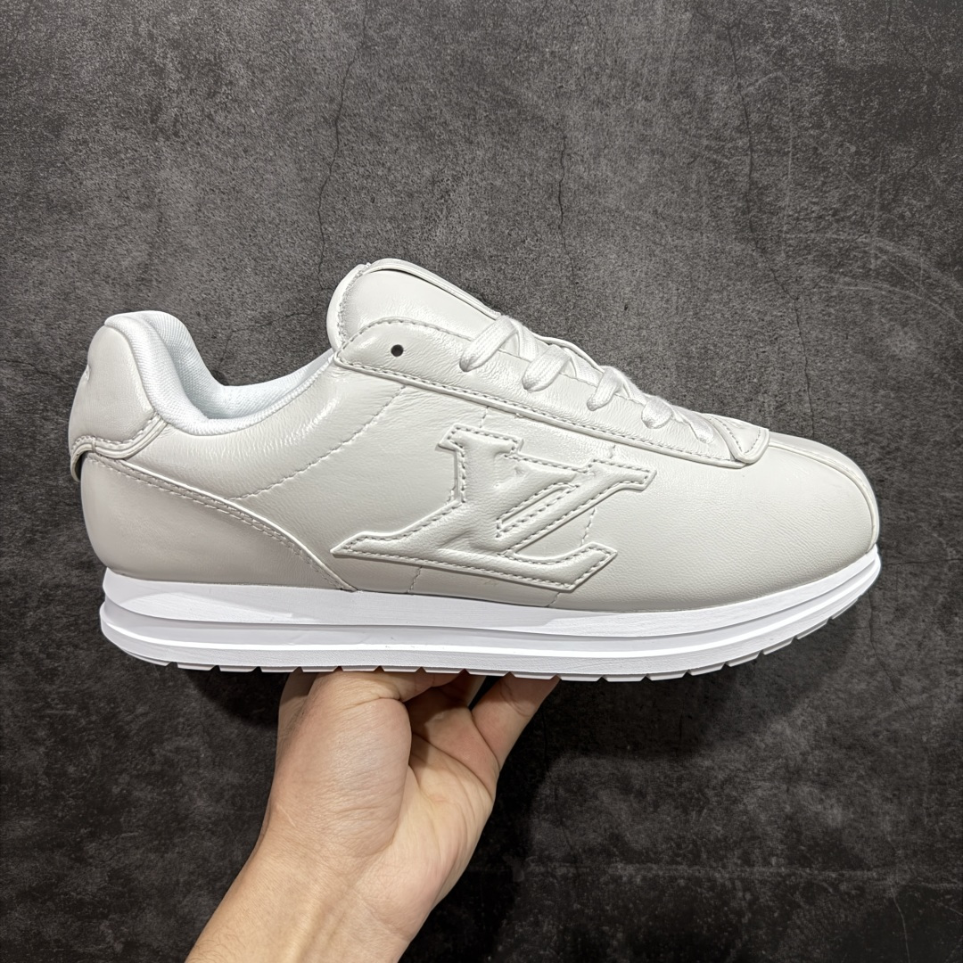 【纯原S版】莞产顶级LOUIS VUITTON × NIGO 联名款 Buttersoft FW25 牛皮革压纹 系带圆头 低帮系带圆头运动鞋 LV × Nigo 联名 FW25 最新 Buttersoft 系列 菲董操刀设计,阿甘鞋轮廓融合面包鞋风格 鞋型饱满但比例克制,上脚呈现慵懒高级感 厚鞋舌+宽鞋带结构 鞋面采用头层牛皮+羊皮革压纹 皮质细腻,纹理自然,耐看耐穿 鞋底为原版开模防滑 TPU 大底 全系列暴力拆借 原版开发 结构、比例与用料统一度高 尺码:36 37 38 39 40 41 42 43 44 45-选品中心