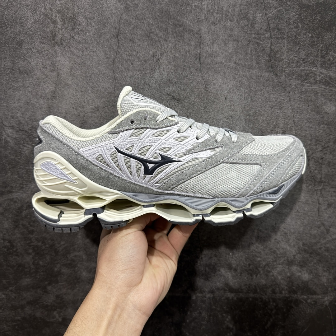 【纯原版】Mizuno 美津侬 WAVE PROPHECY 14S 复古时尚休闲舒适运动跑步鞋 美津浓WAVE机械缓震 可以说是机械缓震跑鞋科技的翘楚有着非凡的适应性,有着充分而持久的缓震能力和轻量化设计,是一双可以陪伴我们日常训练甚至是半马比赛的跑鞋,无论是“跑步初哥”还是“精英老鸟”,只要不是比较夸张的大体重人群,都可以穿着WAVE RIDER 来跑步。如果你不知道跑步穿什么鞋,不知道给别人推荐什么鞋,那么选“美津浓 ” 尺码:36-45-选品中心