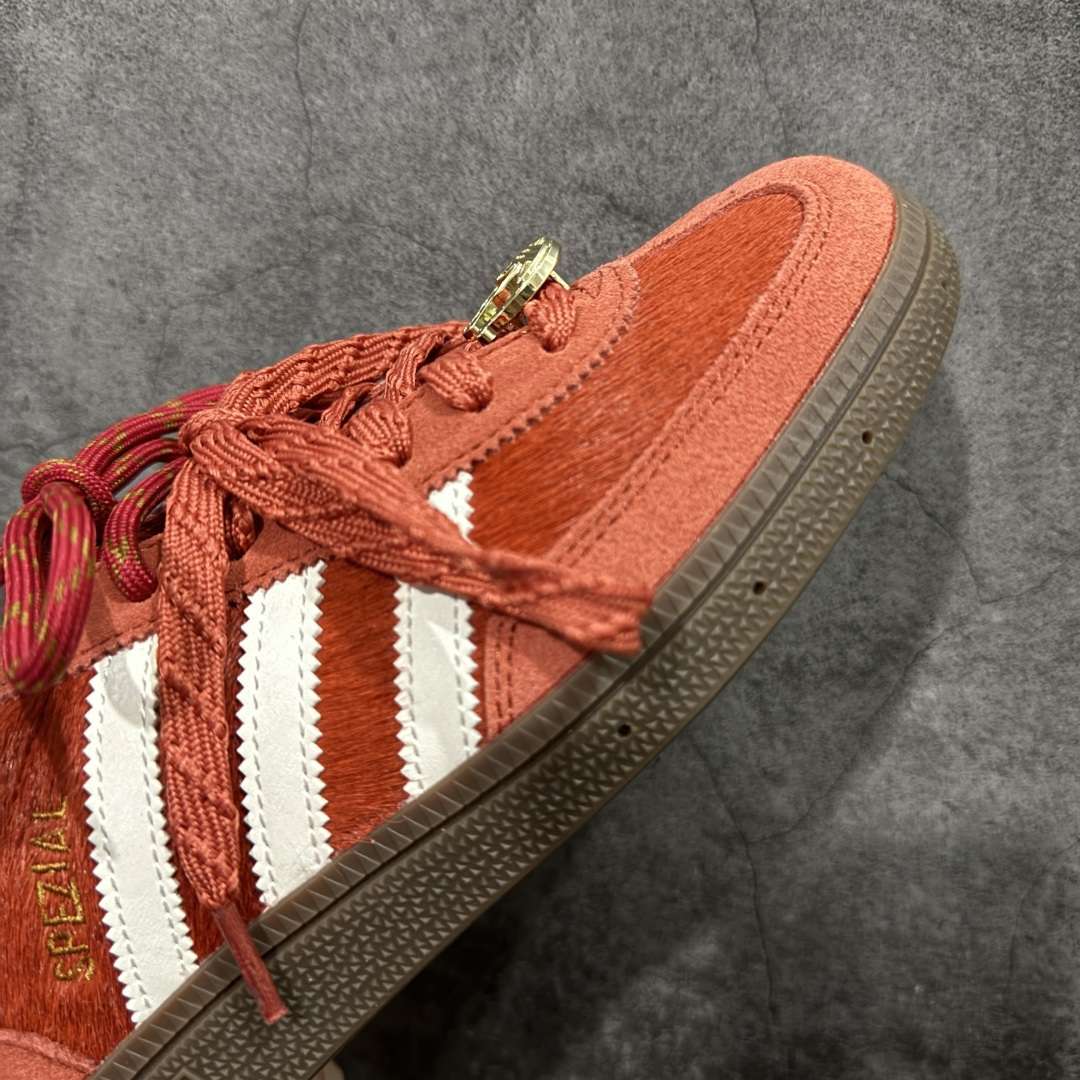 图片[6]-【渠道纯原版】Adidas Handball Spezial 阿迪达斯经典款牛皮复古休闲板鞋 马毛马年限定 红白 KJ6299 市场最高还原版本 完美细节对比原版 原厂原档案开发出品 皮料切割干净无任何毛边 鞋型细节完美 超高清洁度 市场最高版本 尺码：35.5 36 36.5 37 38 38.5 39 40 40.5 41 42 42.5 43 44 44.5 45-选品中心