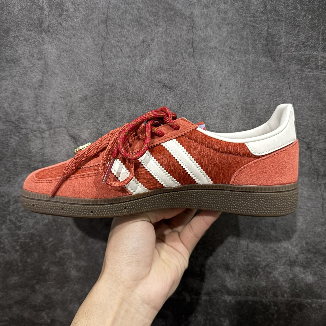 图片[2]-【渠道纯原版】Adidas Handball Spezial 阿迪达斯经典款牛皮复古休闲板鞋 马毛马年限定 红白 KJ6299 市场最高还原版本 完美细节对比原版 原厂原档案开发出品 皮料切割干净无任何毛边 鞋型细节完美 超高清洁度 市场最高版本 尺码：35.5 36 36.5 37 38 38.5 39 40 40.5 41 42 42.5 43 44 44.5 45-选品中心