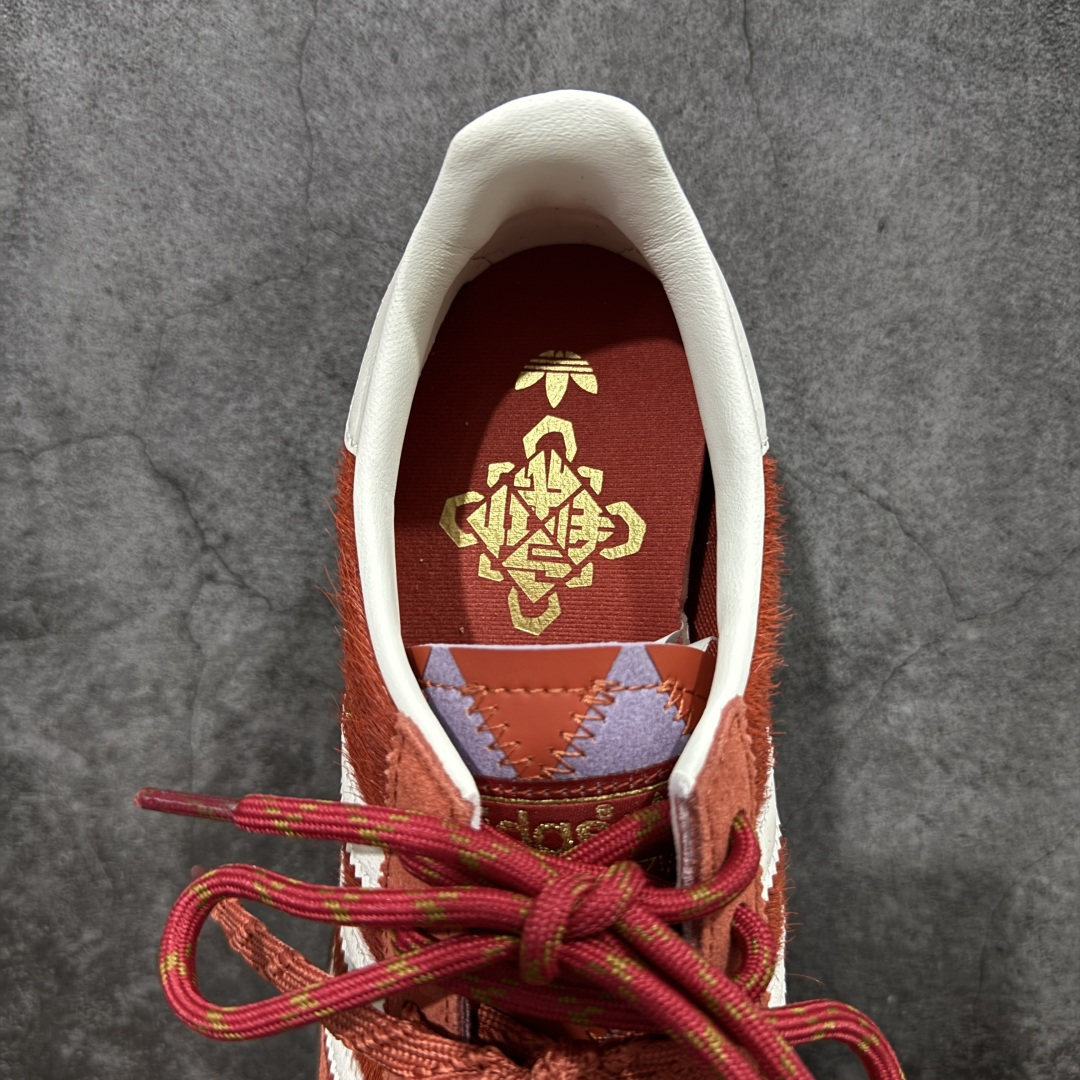 图片[8]-【渠道纯原版】Adidas Handball Spezial 阿迪达斯经典款牛皮复古休闲板鞋 马毛马年限定 红白 KJ6299 市场最高还原版本 完美细节对比原版 原厂原档案开发出品 皮料切割干净无任何毛边 鞋型细节完美 超高清洁度 市场最高版本 尺码：35.5 36 36.5 37 38 38.5 39 40 40.5 41 42 42.5 43 44 44.5 45-选品中心