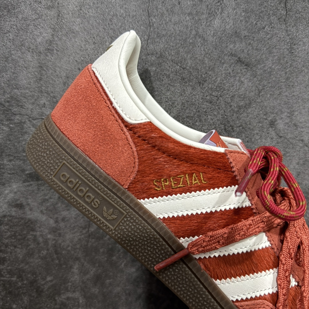 图片[7]-【渠道纯原版】Adidas Handball Spezial 阿迪达斯经典款牛皮复古休闲板鞋 马毛马年限定 红白 KJ6299 市场最高还原版本 完美细节对比原版 原厂原档案开发出品 皮料切割干净无任何毛边 鞋型细节完美 超高清洁度 市场最高版本 尺码：35.5 36 36.5 37 38 38.5 39 40 40.5 41 42 42.5 43 44 44.5 45-选品中心