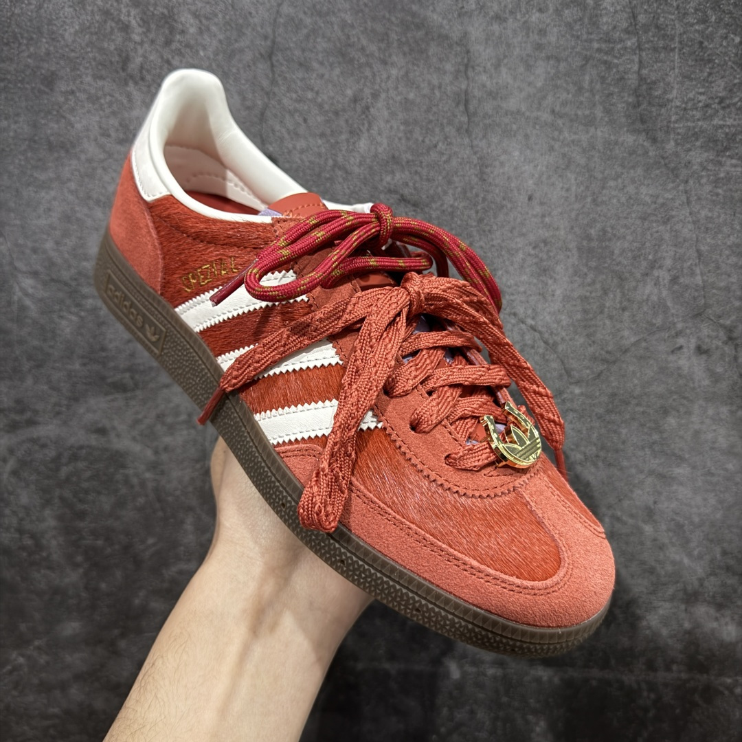 图片[3]-【渠道纯原版】Adidas Handball Spezial 阿迪达斯经典款牛皮复古休闲板鞋 马毛马年限定 红白 KJ6299 市场最高还原版本 完美细节对比原版 原厂原档案开发出品 皮料切割干净无任何毛边 鞋型细节完美 超高清洁度 市场最高版本 尺码：35.5 36 36.5 37 38 38.5 39 40 40.5 41 42 42.5 43 44 44.5 45-选品中心