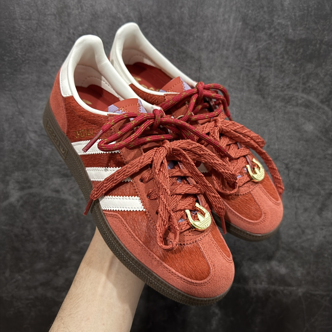 【渠道纯原版】Adidas Handball Spezial 阿迪达斯经典款牛皮复古休闲板鞋 马毛马年限定 红白 KJ6299 市场最高还原版本 完美细节对比原版 原厂原档案开发出品 皮料切割干净无任何毛边 鞋型细节完美 超高清洁度 市场最高版本 尺码:35.5 36 36.5 37 38 38.5 39 40 40.5 41 42 42.5 43 44 44.5 45-选品中心