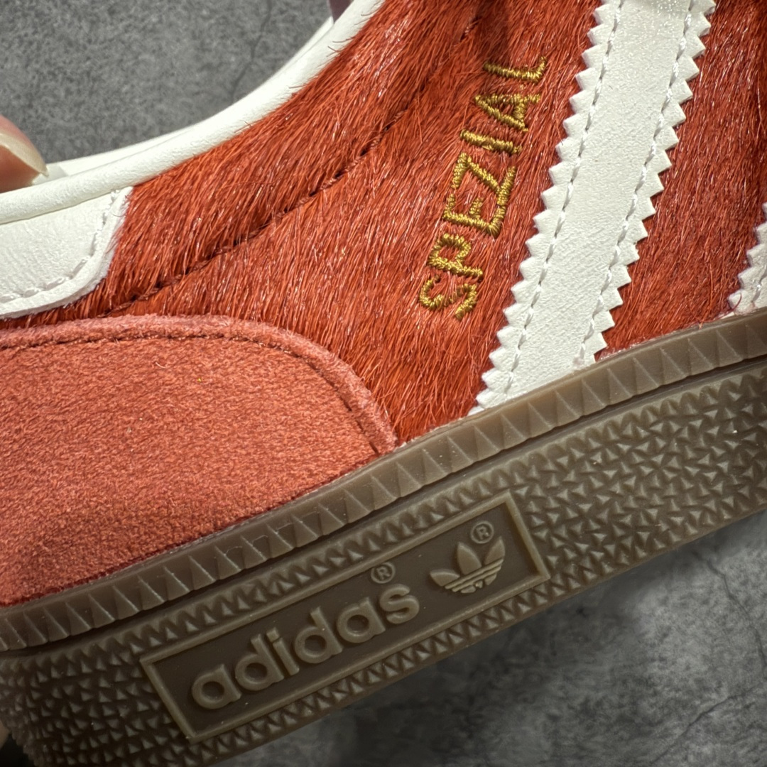 图片[3]-【渠道纯原版】Adidas Handball Spezial 阿迪达斯经典款牛皮复古休闲板鞋 马毛马年限定 红白 KJ6299 市场最高还原版本 完美细节对比原版 原厂原档案开发出品 皮料切割干净无任何毛边 鞋型细节完美 超高清洁度 市场最高版本 尺码：35.5 36 36.5 37 38 38.5 39 40 40.5 41 42 42.5 43 44 44.5 45-选品中心