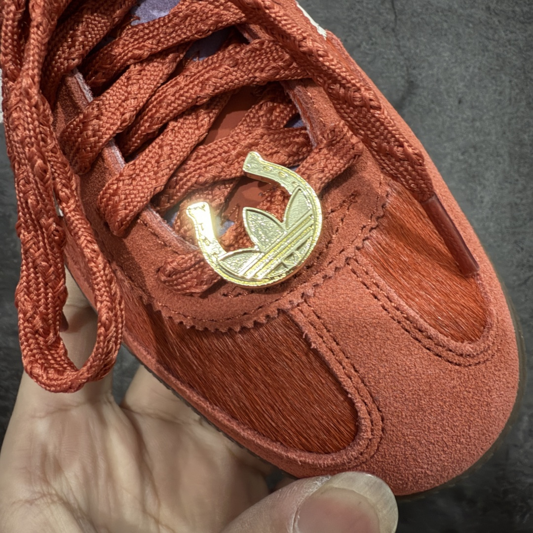 图片[5]-【渠道纯原版】Adidas Handball Spezial 阿迪达斯经典款牛皮复古休闲板鞋 马毛马年限定 红白 KJ6299 市场最高还原版本 完美细节对比原版 原厂原档案开发出品 皮料切割干净无任何毛边 鞋型细节完美 超高清洁度 市场最高版本 尺码：35.5 36 36.5 37 38 38.5 39 40 40.5 41 42 42.5 43 44 44.5 45-选品中心