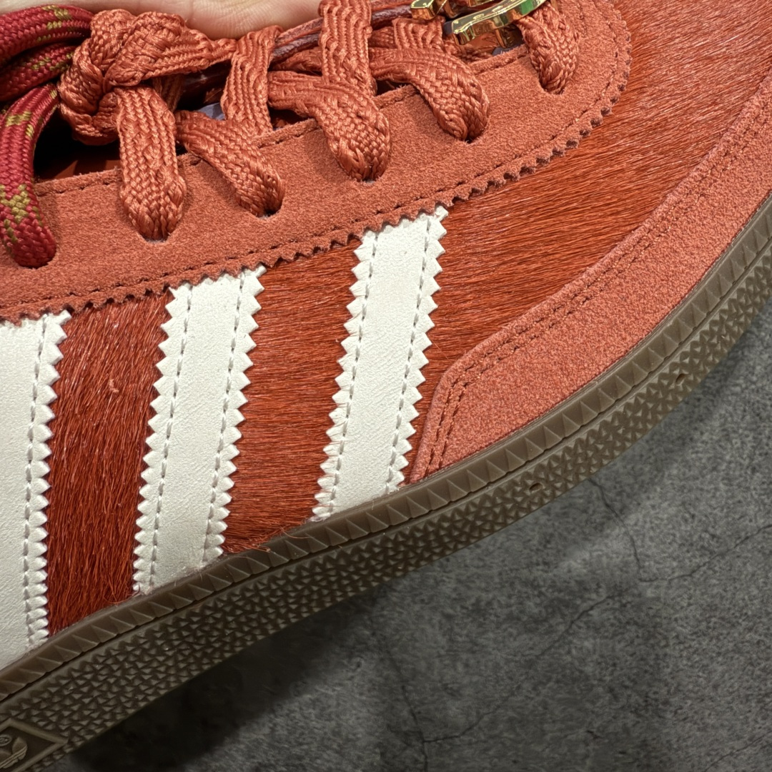 图片[4]-【渠道纯原版】Adidas Handball Spezial 阿迪达斯经典款牛皮复古休闲板鞋 马毛马年限定 红白 KJ6299 市场最高还原版本 完美细节对比原版 原厂原档案开发出品 皮料切割干净无任何毛边 鞋型细节完美 超高清洁度 市场最高版本 尺码：35.5 36 36.5 37 38 38.5 39 40 40.5 41 42 42.5 43 44 44.5 45-选品中心