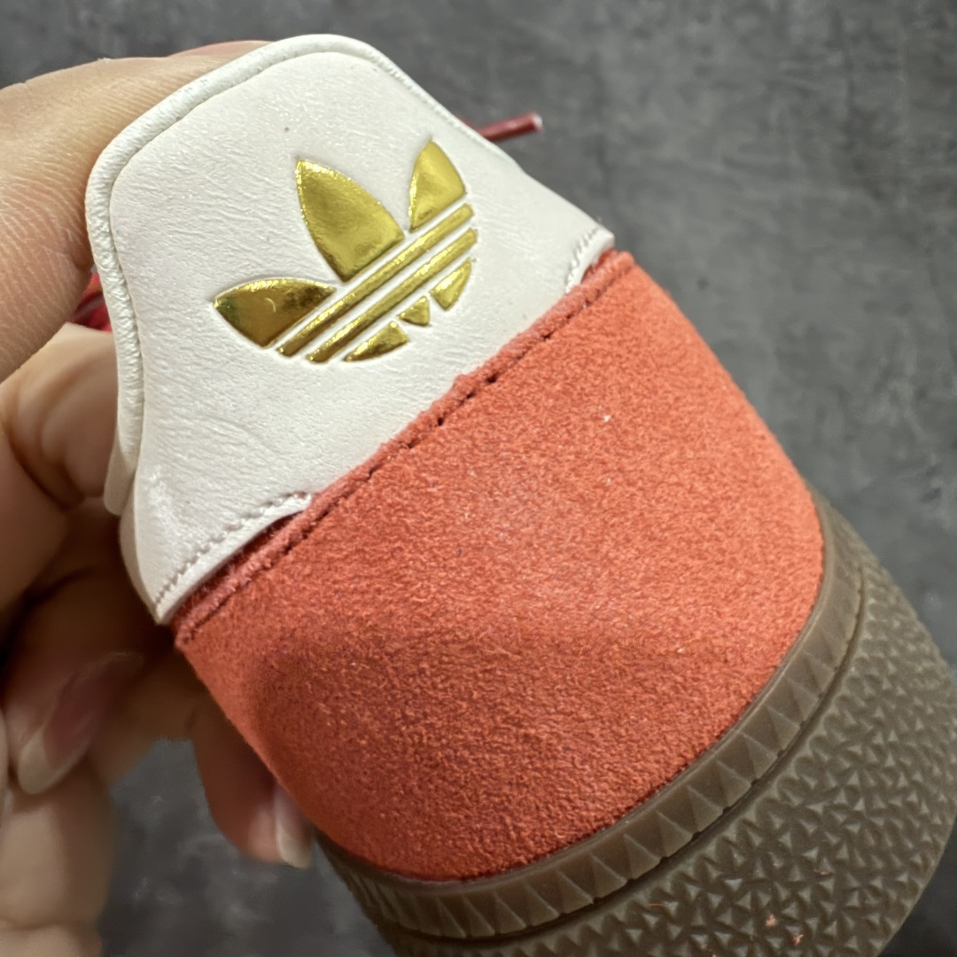 图片[2]-【渠道纯原版】Adidas Handball Spezial 阿迪达斯经典款牛皮复古休闲板鞋 马毛马年限定 红白 KJ6299 市场最高还原版本 完美细节对比原版 原厂原档案开发出品 皮料切割干净无任何毛边 鞋型细节完美 超高清洁度 市场最高版本 尺码：35.5 36 36.5 37 38 38.5 39 40 40.5 41 42 42.5 43 44 44.5 45-选品中心