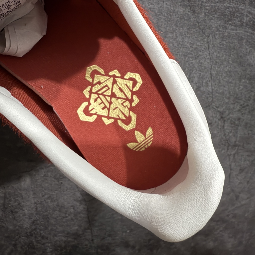 图片[8]-【渠道纯原版】Adidas Handball Spezial 阿迪达斯经典款牛皮复古休闲板鞋 马毛马年限定 红白 KJ6299 市场最高还原版本 完美细节对比原版 原厂原档案开发出品 皮料切割干净无任何毛边 鞋型细节完美 超高清洁度 市场最高版本 尺码：35.5 36 36.5 37 38 38.5 39 40 40.5 41 42 42.5 43 44 44.5 45-选品中心