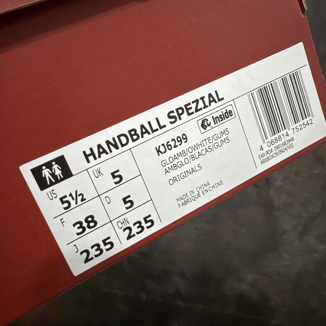 图片[10]-【渠道纯原版】Adidas Handball Spezial 阿迪达斯经典款牛皮复古休闲板鞋 马毛马年限定 红白 KJ6299 市场最高还原版本 完美细节对比原版 原厂原档案开发出品 皮料切割干净无任何毛边 鞋型细节完美 超高清洁度 市场最高版本 尺码：35.5 36 36.5 37 38 38.5 39 40 40.5 41 42 42.5 43 44 44.5 45-选品中心