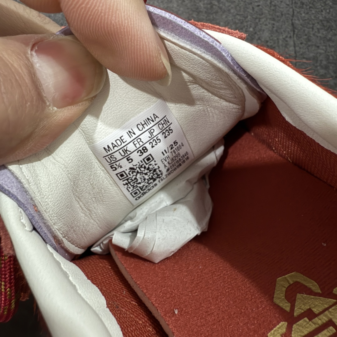 图片[7]-【渠道纯原版】Adidas Handball Spezial 阿迪达斯经典款牛皮复古休闲板鞋 马毛马年限定 红白 KJ6299 市场最高还原版本 完美细节对比原版 原厂原档案开发出品 皮料切割干净无任何毛边 鞋型细节完美 超高清洁度 市场最高版本 尺码：35.5 36 36.5 37 38 38.5 39 40 40.5 41 42 42.5 43 44 44.5 45-选品中心