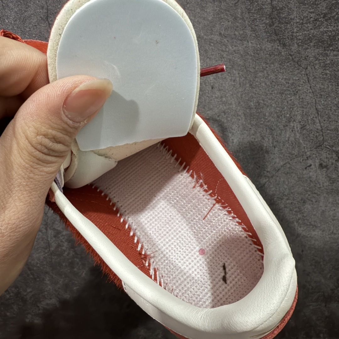 图片[9]-【渠道纯原版】Adidas Handball Spezial 阿迪达斯经典款牛皮复古休闲板鞋 马毛马年限定 红白 KJ6299 市场最高还原版本 完美细节对比原版 原厂原档案开发出品 皮料切割干净无任何毛边 鞋型细节完美 超高清洁度 市场最高版本 尺码：35.5 36 36.5 37 38 38.5 39 40 40.5 41 42 42.5 43 44 44.5 45-选品中心