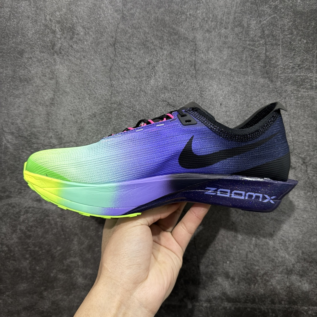图片[2]-【碳科技纯原】耐克Nike ZoomX Streakfly 2 疾驰者2代系列低帮竞速轻质缓震透气休闲运动跑步鞋“ 市场顶级版本 跑鞋第一梯队 专业跑鞋‼️ 原标原盒 全掌真碳版 真Zoom X气垫 超薄针织鞋面 柔软缓震，nike Streakfly 2是一款专为短距离竞速设计的高性能跑鞋。日常穿着也是非常舒适，单只42码仅重126克，比前代减轻40克，接近田径钉鞋的轻盈感，适合追求速度的跑者。搭载全掌Flyplate碳纤维板，提供强劲推进力，配合ZoomX泡棉中底，能量回馈出色，滚动感顺滑。外底采用轻薄橡胶材质，抓地力出色，湿滑路面也能稳定发挥。工程精制网眼鞋面，透气性极佳，贴合脚部轮廓，减少闷热感。ZoomX泡棉中底兼顾缓震与回弹，适合短距离快速奔跑。Nike Streakfly 2是为追求速度的精英跑者或短距离竞速爱好者设计的高性能跑鞋，其轻盈、响应迅速的特点使其成为短距离比赛和训练的理想选择 货号： IO9567-400 尺码： 36 36.5 37.5 38 38.5 39 40 40.5 41 42 42.5 43 44 45 46-选品中心