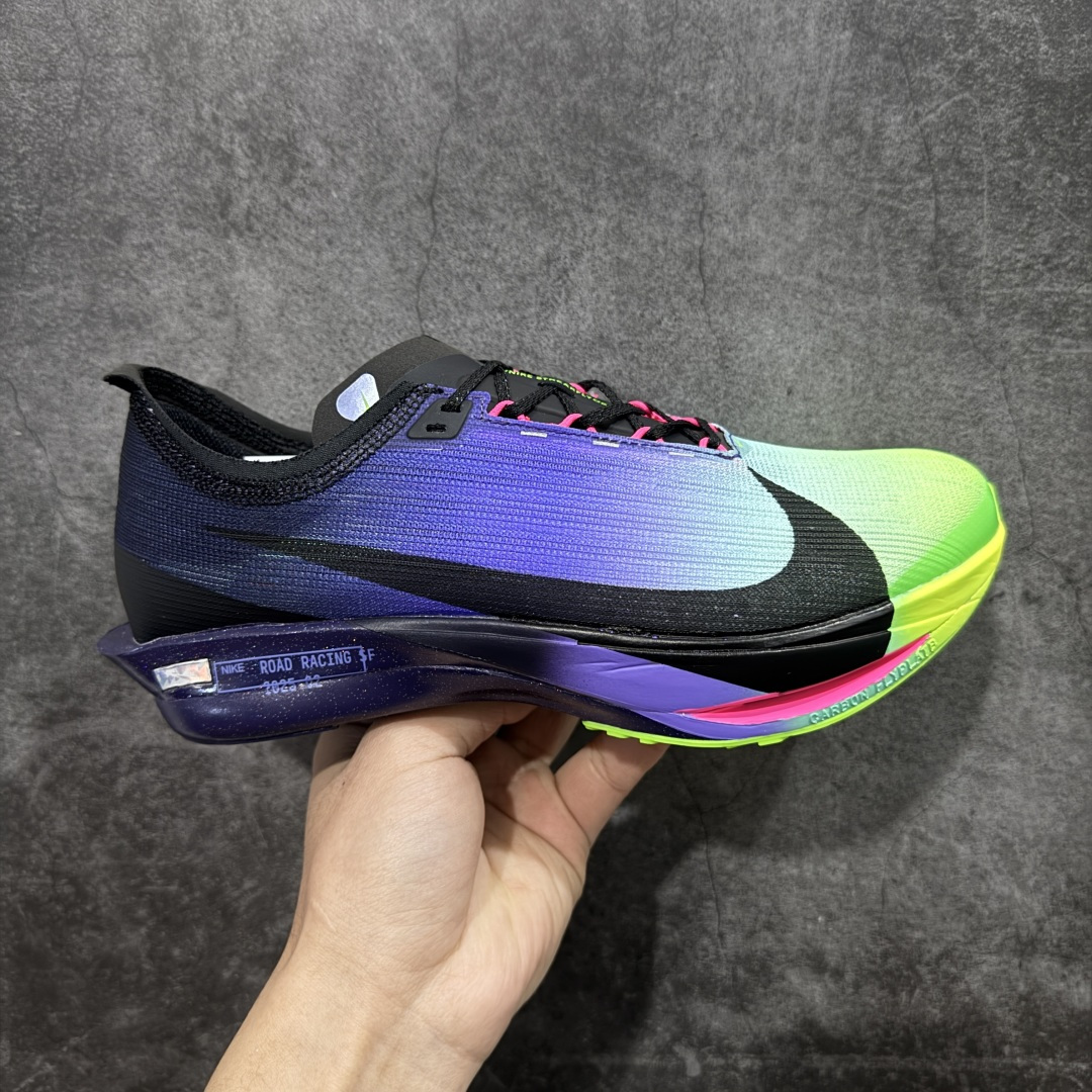 【碳科技纯原】耐克Nike ZoomX Streakfly 2 疾驰者2代系列低帮竞速轻质缓震透气休闲运动跑步鞋“ 市场顶级版本 跑鞋第一梯队 专业跑鞋‼️ 原标原盒 全掌真碳版 真Zoom X气垫 超薄针织鞋面 柔软缓震,nike Streakfly 2是一款专为短距离竞速设计的高性能跑鞋。日常穿着也是非常舒适,单只42码仅重126克,比前代减轻40克,接近田径钉鞋的轻盈感,适合追求速度的跑者。搭载全掌Flyplate碳纤维板,提供强劲推进力,配合ZoomX泡棉中底,能量回馈出色,滚动感顺滑。外底采用轻薄橡胶材质,抓地力出色,湿滑路面也能稳定发挥。工程精制网眼鞋面,透气性极佳,贴合脚部轮廓,减少闷热感。ZoomX泡棉中底兼顾缓震与回弹,适合短距离快速奔跑。Nike Streakfly 2是为追求速度的精英跑者或短距离竞速爱好者设计的高性能跑鞋,其轻盈、响应迅速的特点使其成为短距离比赛和训练的理想选择 货号: IO9567-400 尺码: 36 36.5 37.5 38 38.5 39 40 40.5 41 42 42.5 43 44 45 46-选品中心