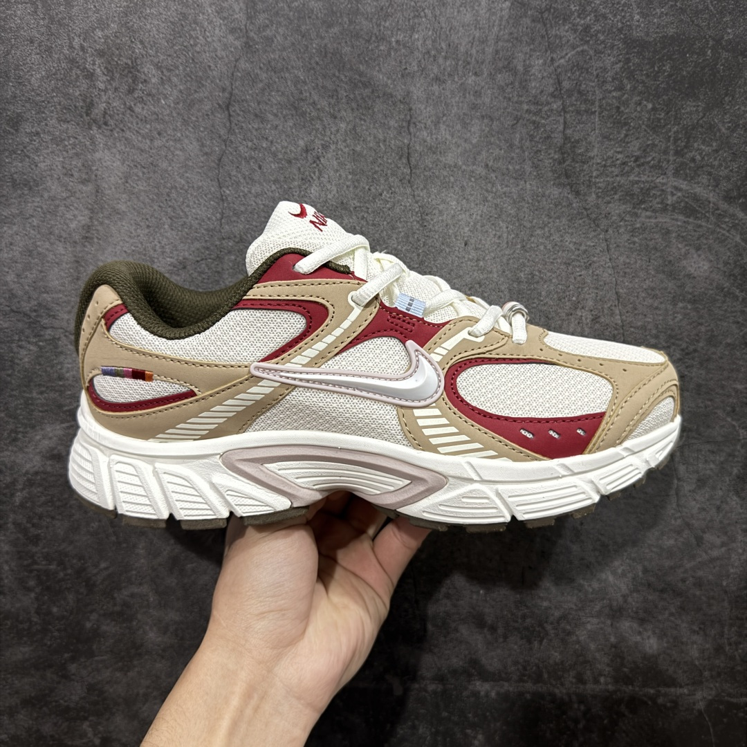 【公司级】NK V5 RNR 舒适百搭跑步鞋 马年限定 融合了复古与现代设计元素,轻量化设计,鞋面采用透气网眼材料,搭配轻质泡沫中底,缓震舒适,适合日常通勤或轻量级徒步,可以满足日常穿搭的同时,还兼容户外徒步功能 货号:IQ1151-001 尺码:36-45-选品中心