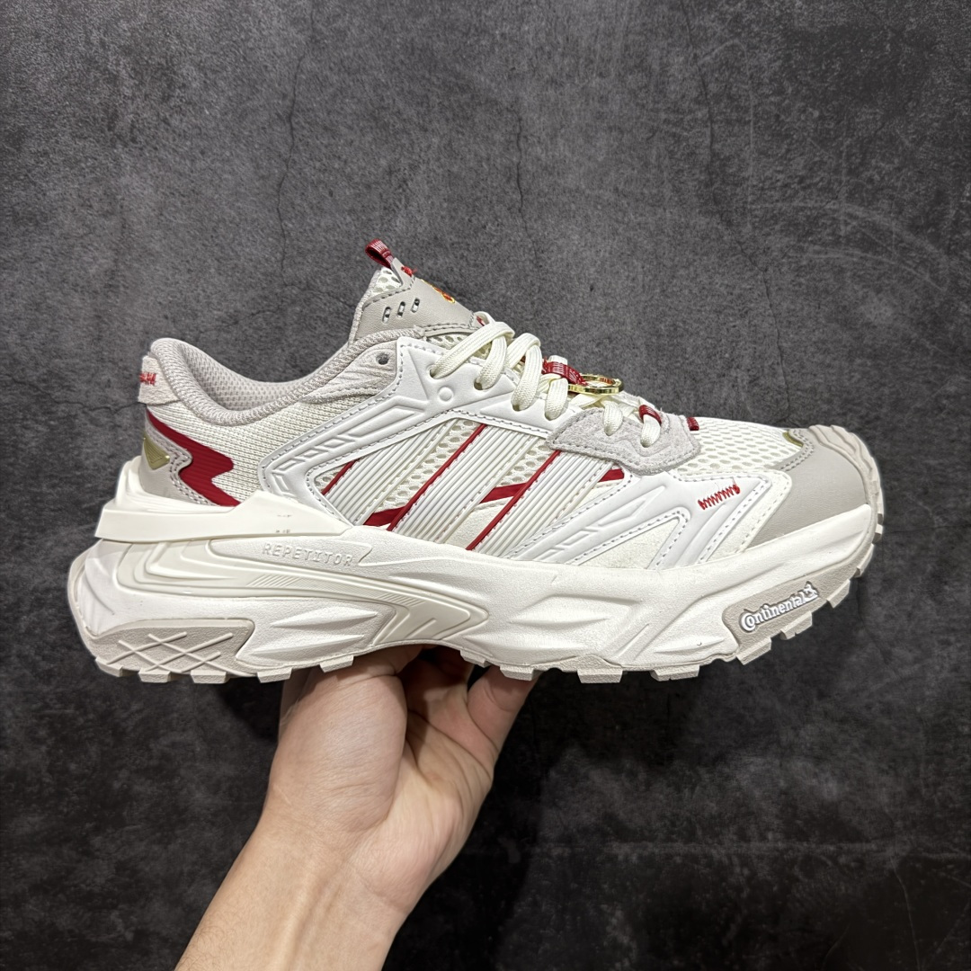 【升级版】Adidas XLG Storm Edge 阿迪复古透气休闲老爹鞋 马年限定白红 区别先行版 细节品质均有升级 鞋面由三明治网布制成 提供卓越的空气流通性能 中底使用品牌独有的Bounce缓震技术 帮助减少地面对关节的冲击力 提升整体的舒适性 鞋子的设计风格简约大气 同时兼顾功能性和美感 适用于各种场景 货号:KI1855 尺码:36 36.5 37 38 38.5 39 40 40.5 41 42 42.5 43 44 44.5 45-选品中心
