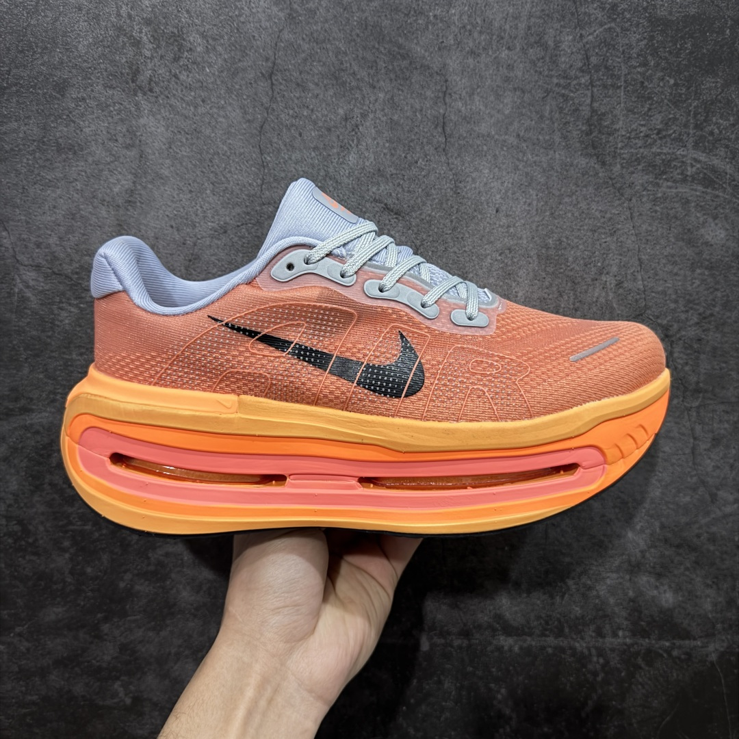 【YH纯原】Nike VOMERO PREMIUM 耐克 舒适减震防滑 低帮跑步鞋 全掌ReactX泡绵中底 前掌和后跟还配备了Air Zoom气垫单元 据说跑起来更快更舒适哦 这次最大的升级点 首次引入了ReactX泡绵 货号:HQ2050-769 尺码:36 36.5 37.5 38 38.5 39 40 40.5 41 42 42.5 43 44 45-选品中心