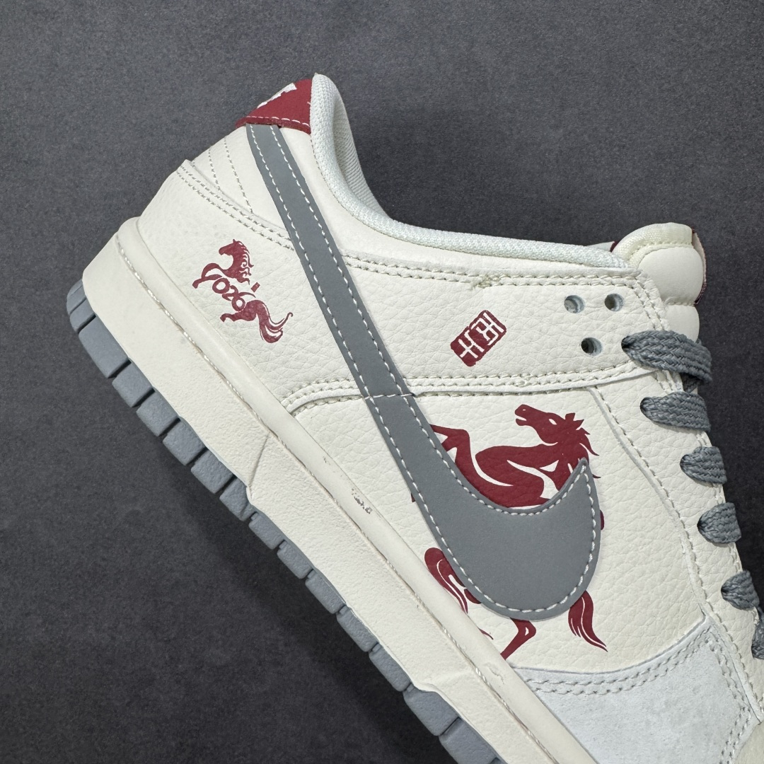 图片[6]-【定制版】Nike Dunk Low 2026 丙午马年限定款 采用藏蓝麂皮 + 白色皮革的撞色基底，搭配红色泼墨质感 Swoosh，鞋身融入蓝白水墨风格的马形祥云印花，点缀 “丙午” 纪年印章与后跟马形标识，水墨马纹采用精细印花工艺呈现，“丙午” 印章以白色压印点缀，泼墨 Swoosh 通过特殊油墨工艺制作，撞色拼接处缝线规整，体现了国风风格下的细节精致度。 货号：LX1988-813 尺码：36 36.5 37.5 38 36.5 39 40 40.5 41 42 42.5 43 44 44.5 45-选品中心