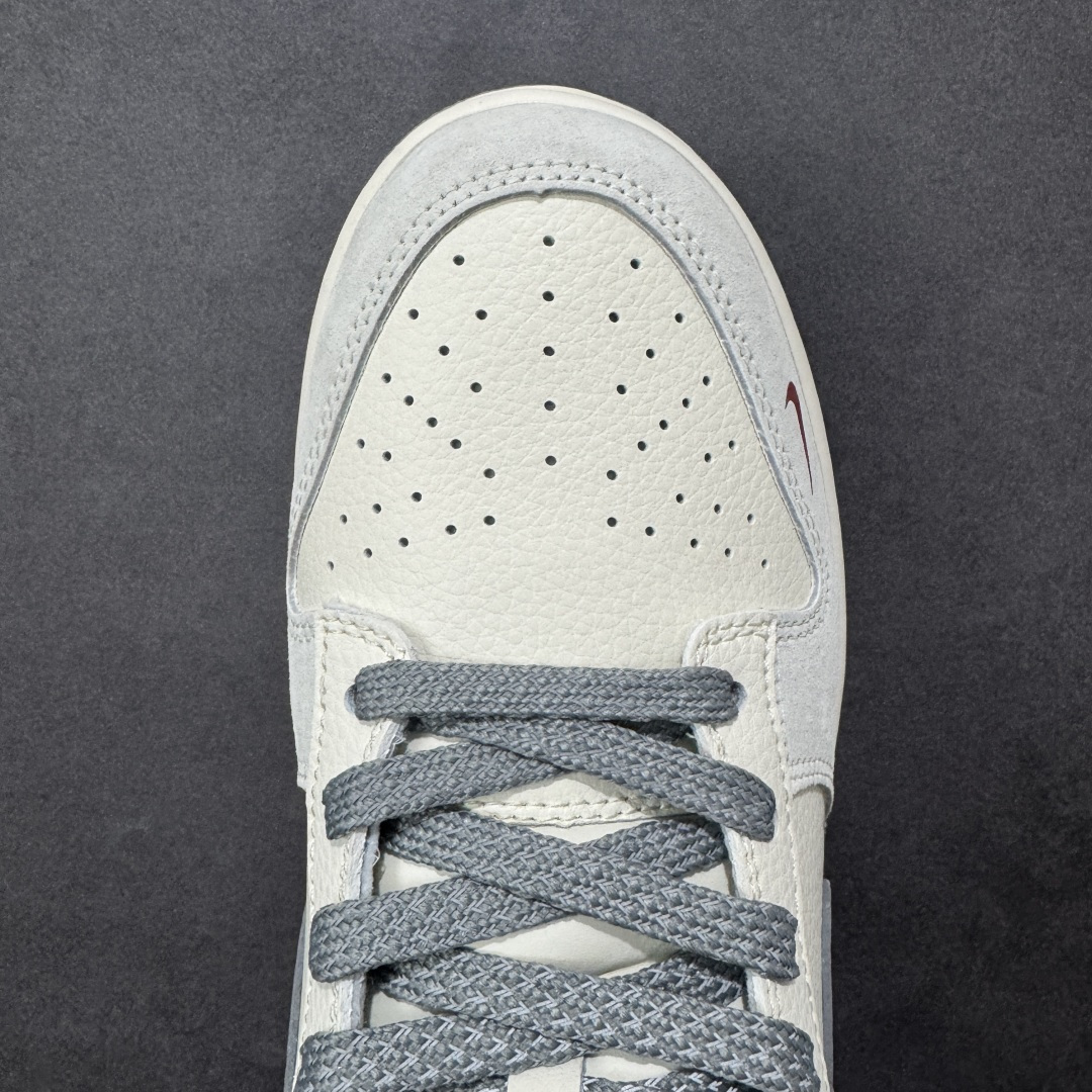 图片[8]-【定制版】Nike Dunk Low 2026 丙午马年限定款 采用藏蓝麂皮 + 白色皮革的撞色基底，搭配红色泼墨质感 Swoosh，鞋身融入蓝白水墨风格的马形祥云印花，点缀 “丙午” 纪年印章与后跟马形标识，水墨马纹采用精细印花工艺呈现，“丙午” 印章以白色压印点缀，泼墨 Swoosh 通过特殊油墨工艺制作，撞色拼接处缝线规整，体现了国风风格下的细节精致度。 货号：LX1988-813 尺码：36 36.5 37.5 38 36.5 39 40 40.5 41 42 42.5 43 44 44.5 45-选品中心