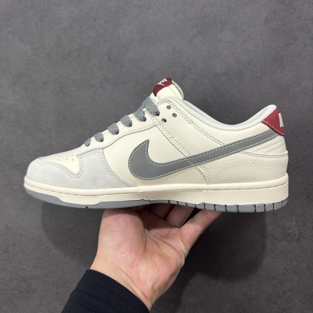 图片[2]-【定制版】Nike Dunk Low 2026 丙午马年限定款 采用藏蓝麂皮 + 白色皮革的撞色基底，搭配红色泼墨质感 Swoosh，鞋身融入蓝白水墨风格的马形祥云印花，点缀 “丙午” 纪年印章与后跟马形标识，水墨马纹采用精细印花工艺呈现，“丙午” 印章以白色压印点缀，泼墨 Swoosh 通过特殊油墨工艺制作，撞色拼接处缝线规整，体现了国风风格下的细节精致度。 货号：LX1988-813 尺码：36 36.5 37.5 38 36.5 39 40 40.5 41 42 42.5 43 44 44.5 45-选品中心