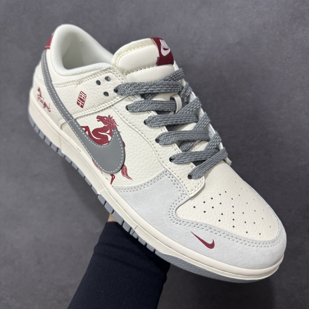 图片[3]-【定制版】Nike Dunk Low 2026 丙午马年限定款 采用藏蓝麂皮 + 白色皮革的撞色基底，搭配红色泼墨质感 Swoosh，鞋身融入蓝白水墨风格的马形祥云印花，点缀 “丙午” 纪年印章与后跟马形标识，水墨马纹采用精细印花工艺呈现，“丙午” 印章以白色压印点缀，泼墨 Swoosh 通过特殊油墨工艺制作，撞色拼接处缝线规整，体现了国风风格下的细节精致度。 货号：LX1988-813 尺码：36 36.5 37.5 38 36.5 39 40 40.5 41 42 42.5 43 44 44.5 45-选品中心