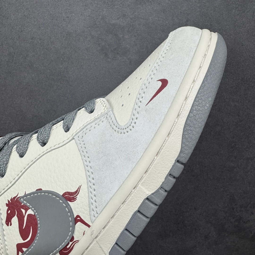 图片[5]-【定制版】Nike Dunk Low 2026 丙午马年限定款 采用藏蓝麂皮 + 白色皮革的撞色基底，搭配红色泼墨质感 Swoosh，鞋身融入蓝白水墨风格的马形祥云印花，点缀 “丙午” 纪年印章与后跟马形标识，水墨马纹采用精细印花工艺呈现，“丙午” 印章以白色压印点缀，泼墨 Swoosh 通过特殊油墨工艺制作，撞色拼接处缝线规整，体现了国风风格下的细节精致度。 货号：LX1988-813 尺码：36 36.5 37.5 38 36.5 39 40 40.5 41 42 42.5 43 44 44.5 45-选品中心