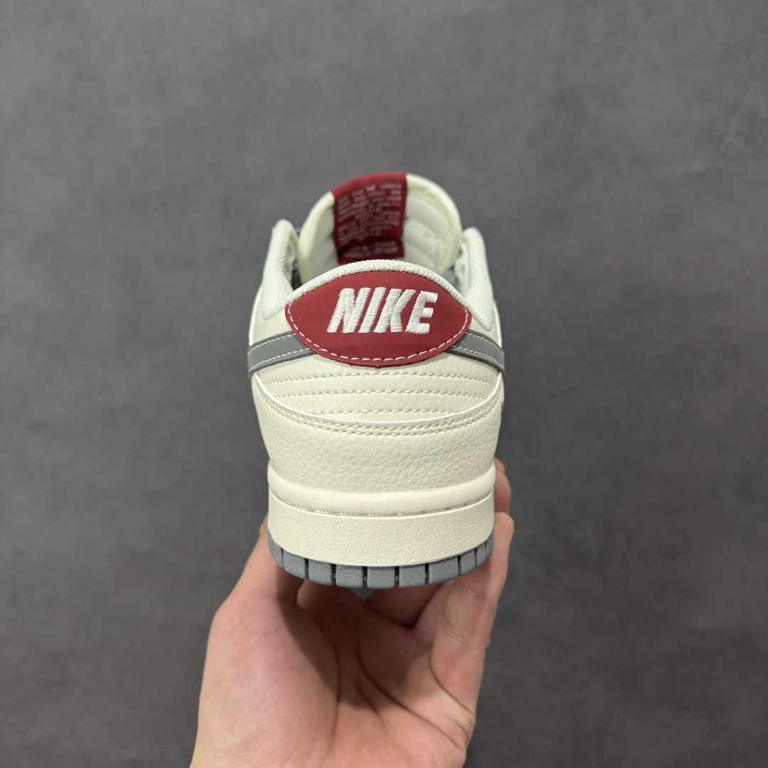 图片[4]-【定制版】Nike Dunk Low 2026 丙午马年限定款 采用藏蓝麂皮 + 白色皮革的撞色基底，搭配红色泼墨质感 Swoosh，鞋身融入蓝白水墨风格的马形祥云印花，点缀 “丙午” 纪年印章与后跟马形标识，水墨马纹采用精细印花工艺呈现，“丙午” 印章以白色压印点缀，泼墨 Swoosh 通过特殊油墨工艺制作，撞色拼接处缝线规整，体现了国风风格下的细节精致度。 货号：LX1988-813 尺码：36 36.5 37.5 38 36.5 39 40 40.5 41 42 42.5 43 44 44.5 45-选品中心