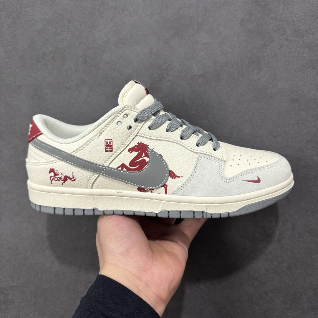 【定制版】Nike Dunk Low 2026 丙午马年限定款 采用藏蓝麂皮 + 白色皮革的撞色基底,搭配红色泼墨质感 Swoosh,鞋身融入蓝白水墨风格的马形祥云印花,点缀 “丙午” 纪年印章与后跟马形标识,水墨马纹采用精细印花工艺呈现,“丙午” 印章以白色压印点缀,泼墨 Swoosh 通过特殊油墨工艺制作,撞色拼接处缝线规整,体现了国风风格下的细节精致度。 货号:LX1988-813 尺码:36 36.5 37.5 38 36.5 39 40 40.5 41 42 42.5 43 44 44.5 45-选品中心