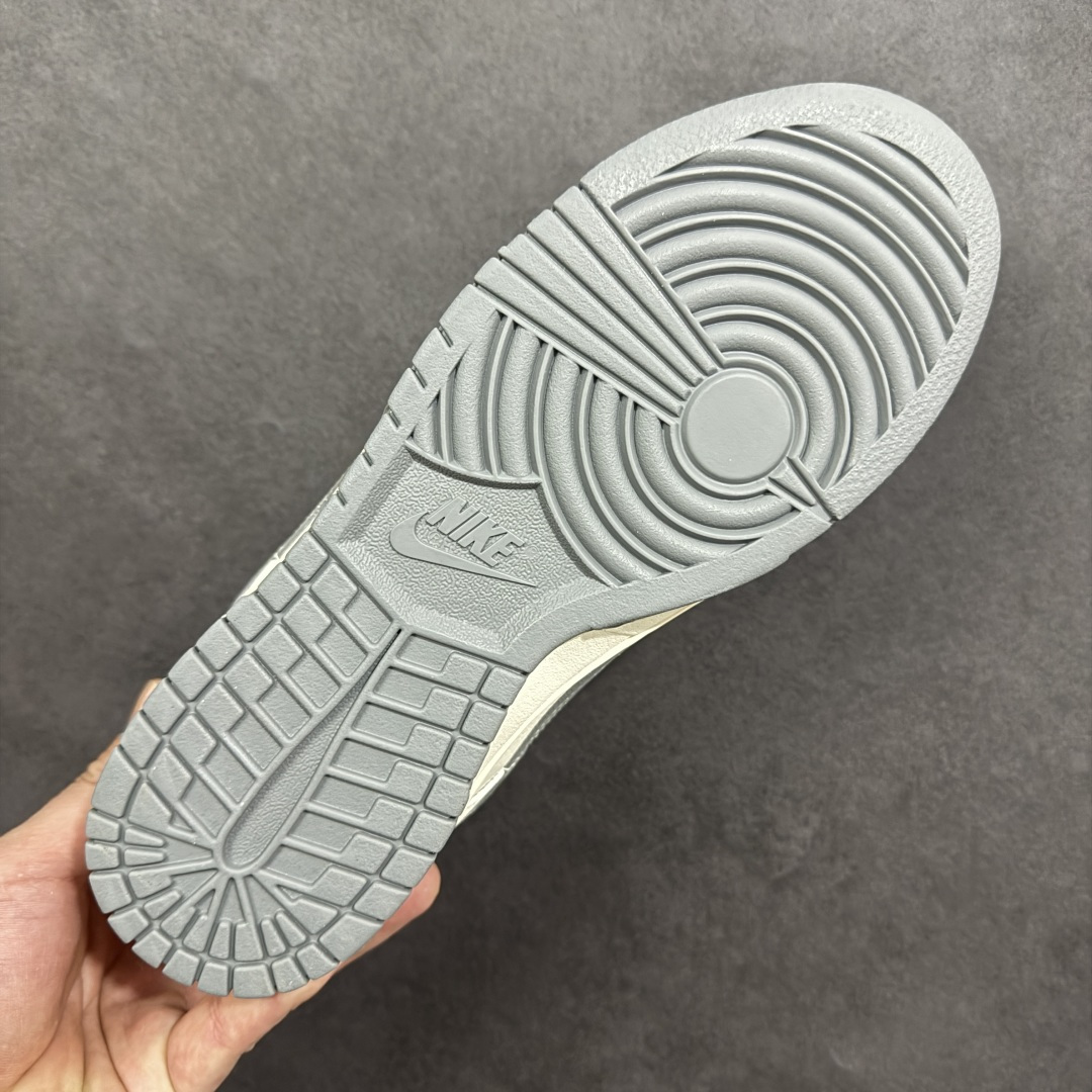 图片[9]-【定制版】Nike Dunk Low 2026 丙午马年限定款 采用藏蓝麂皮 + 白色皮革的撞色基底，搭配红色泼墨质感 Swoosh，鞋身融入蓝白水墨风格的马形祥云印花，点缀 “丙午” 纪年印章与后跟马形标识，水墨马纹采用精细印花工艺呈现，“丙午” 印章以白色压印点缀，泼墨 Swoosh 通过特殊油墨工艺制作，撞色拼接处缝线规整，体现了国风风格下的细节精致度。 货号：LX1988-813 尺码：36 36.5 37.5 38 36.5 39 40 40.5 41 42 42.5 43 44 44.5 45-选品中心