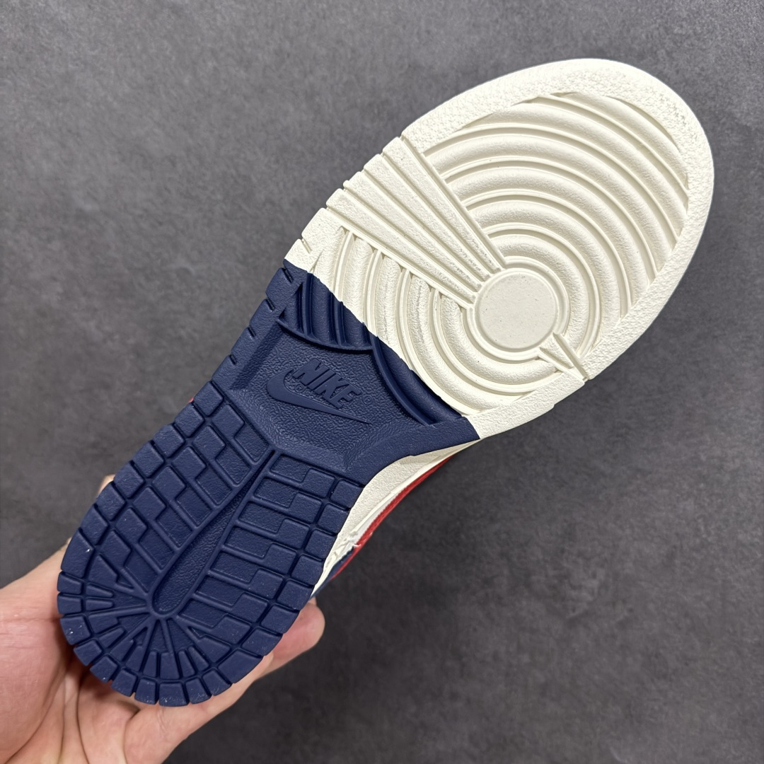 图片[9]-【定制版】Nike Dunk Low 2026 丙午马年限定款 采用藏蓝麂皮 + 白色皮革的撞色基底，搭配红色泼墨质感 Swoosh，鞋身融入蓝白水墨风格的马形祥云印花，点缀 “丙午” 纪年印章与后跟马形标识，水墨马纹采用精细印花工艺呈现，“丙午” 印章以白色压印点缀，泼墨 Swoosh 通过特殊油墨工艺制作，撞色拼接处缝线规整，体现了国风风格下的细节精致度。 货号：YX5066-407 尺码：36 36.5 37.5 38 36.5 39 40 40.5 41 42 42.5 43 44 44.5 45-选品中心