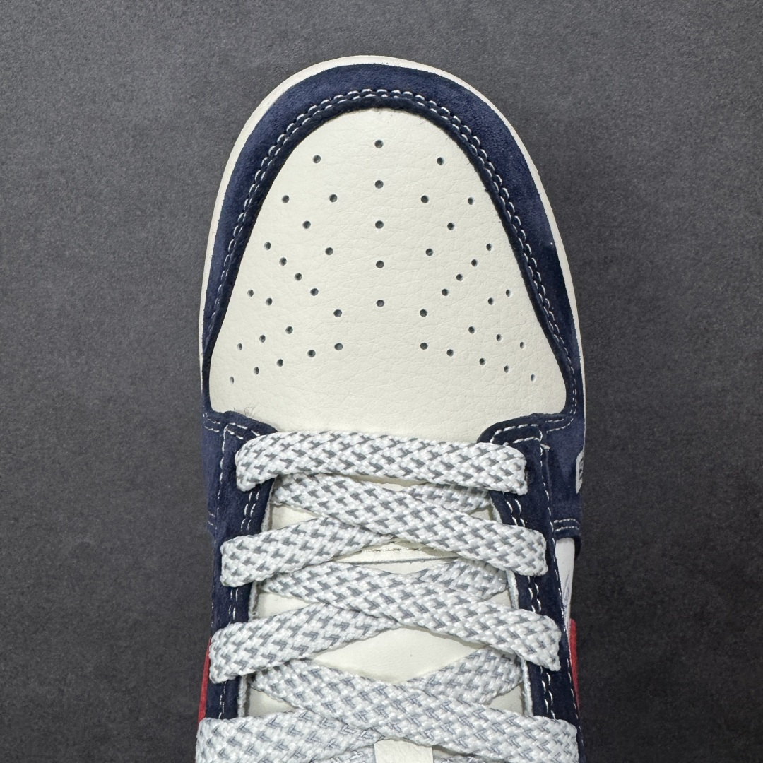 图片[8]-【定制版】Nike Dunk Low 2026 丙午马年限定款 采用藏蓝麂皮 + 白色皮革的撞色基底，搭配红色泼墨质感 Swoosh，鞋身融入蓝白水墨风格的马形祥云印花，点缀 “丙午” 纪年印章与后跟马形标识，水墨马纹采用精细印花工艺呈现，“丙午” 印章以白色压印点缀，泼墨 Swoosh 通过特殊油墨工艺制作，撞色拼接处缝线规整，体现了国风风格下的细节精致度。 货号：YX5066-407 尺码：36 36.5 37.5 38 36.5 39 40 40.5 41 42 42.5 43 44 44.5 45-选品中心