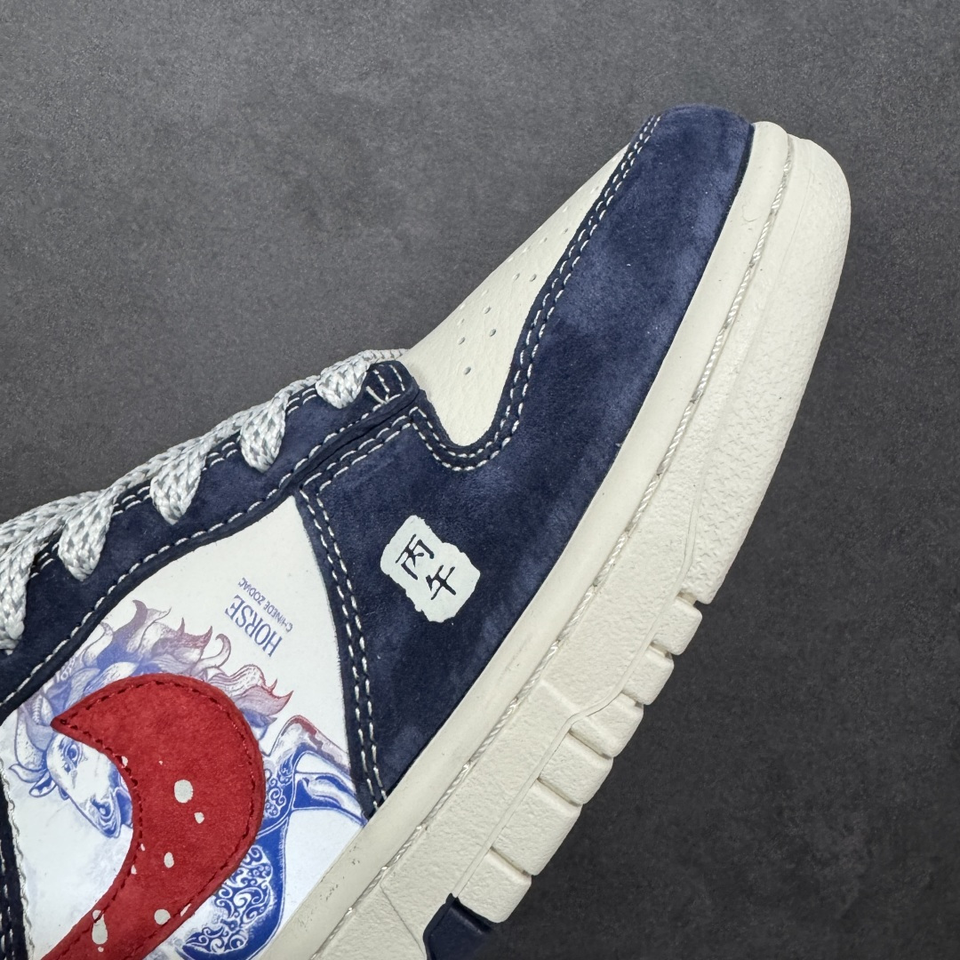 图片[5]-【定制版】Nike Dunk Low 2026 丙午马年限定款 采用藏蓝麂皮 + 白色皮革的撞色基底，搭配红色泼墨质感 Swoosh，鞋身融入蓝白水墨风格的马形祥云印花，点缀 “丙午” 纪年印章与后跟马形标识，水墨马纹采用精细印花工艺呈现，“丙午” 印章以白色压印点缀，泼墨 Swoosh 通过特殊油墨工艺制作，撞色拼接处缝线规整，体现了国风风格下的细节精致度。 货号：YX5066-407 尺码：36 36.5 37.5 38 36.5 39 40 40.5 41 42 42.5 43 44 44.5 45-选品中心