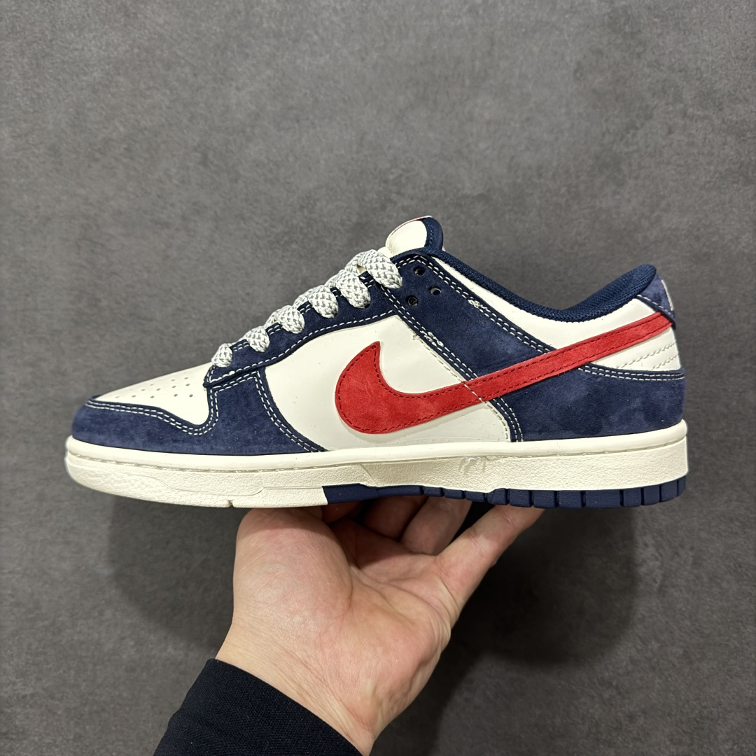 图片[2]-【定制版】Nike Dunk Low 2026 丙午马年限定款 采用藏蓝麂皮 + 白色皮革的撞色基底，搭配红色泼墨质感 Swoosh，鞋身融入蓝白水墨风格的马形祥云印花，点缀 “丙午” 纪年印章与后跟马形标识，水墨马纹采用精细印花工艺呈现，“丙午” 印章以白色压印点缀，泼墨 Swoosh 通过特殊油墨工艺制作，撞色拼接处缝线规整，体现了国风风格下的细节精致度。 货号：YX5066-407 尺码：36 36.5 37.5 38 36.5 39 40 40.5 41 42 42.5 43 44 44.5 45-选品中心
