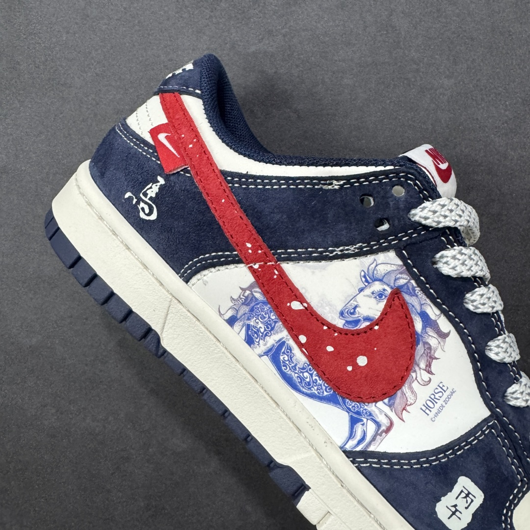 图片[6]-【定制版】Nike Dunk Low 2026 丙午马年限定款 采用藏蓝麂皮 + 白色皮革的撞色基底，搭配红色泼墨质感 Swoosh，鞋身融入蓝白水墨风格的马形祥云印花，点缀 “丙午” 纪年印章与后跟马形标识，水墨马纹采用精细印花工艺呈现，“丙午” 印章以白色压印点缀，泼墨 Swoosh 通过特殊油墨工艺制作，撞色拼接处缝线规整，体现了国风风格下的细节精致度。 货号：YX5066-407 尺码：36 36.5 37.5 38 36.5 39 40 40.5 41 42 42.5 43 44 44.5 45-选品中心