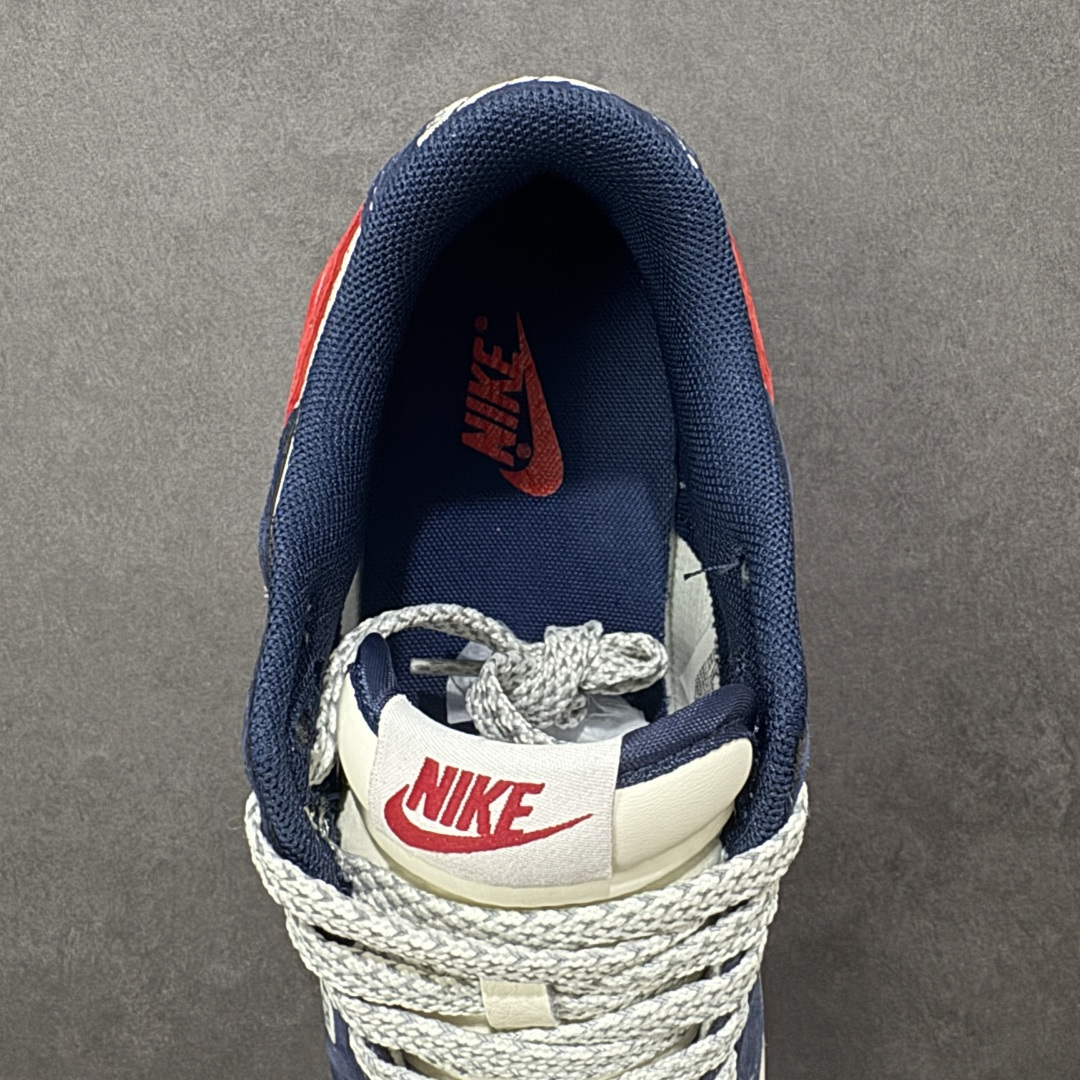 图片[7]-【定制版】Nike Dunk Low 2026 丙午马年限定款 采用藏蓝麂皮 + 白色皮革的撞色基底，搭配红色泼墨质感 Swoosh，鞋身融入蓝白水墨风格的马形祥云印花，点缀 “丙午” 纪年印章与后跟马形标识，水墨马纹采用精细印花工艺呈现，“丙午” 印章以白色压印点缀，泼墨 Swoosh 通过特殊油墨工艺制作，撞色拼接处缝线规整，体现了国风风格下的细节精致度。 货号：YX5066-407 尺码：36 36.5 37.5 38 36.5 39 40 40.5 41 42 42.5 43 44 44.5 45-选品中心