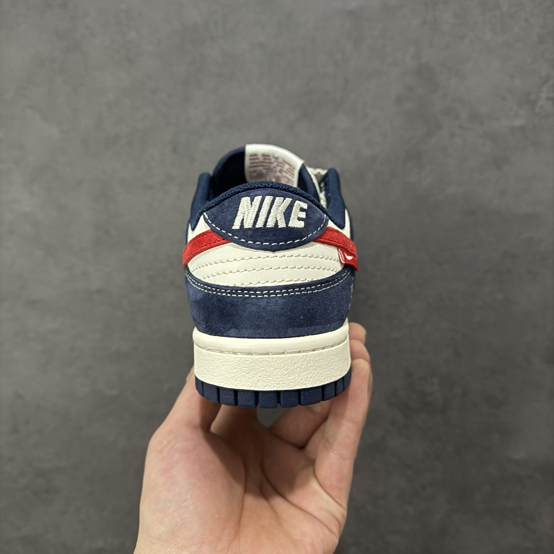 图片[4]-【定制版】Nike Dunk Low 2026 丙午马年限定款 采用藏蓝麂皮 + 白色皮革的撞色基底，搭配红色泼墨质感 Swoosh，鞋身融入蓝白水墨风格的马形祥云印花，点缀 “丙午” 纪年印章与后跟马形标识，水墨马纹采用精细印花工艺呈现，“丙午” 印章以白色压印点缀，泼墨 Swoosh 通过特殊油墨工艺制作，撞色拼接处缝线规整，体现了国风风格下的细节精致度。 货号：YX5066-407 尺码：36 36.5 37.5 38 36.5 39 40 40.5 41 42 42.5 43 44 44.5 45-选品中心