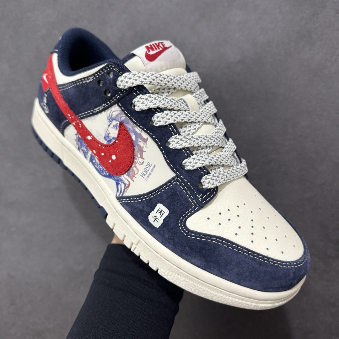 图片[3]-【定制版】Nike Dunk Low 2026 丙午马年限定款 采用藏蓝麂皮 + 白色皮革的撞色基底，搭配红色泼墨质感 Swoosh，鞋身融入蓝白水墨风格的马形祥云印花，点缀 “丙午” 纪年印章与后跟马形标识，水墨马纹采用精细印花工艺呈现，“丙午” 印章以白色压印点缀，泼墨 Swoosh 通过特殊油墨工艺制作，撞色拼接处缝线规整，体现了国风风格下的细节精致度。 货号：YX5066-407 尺码：36 36.5 37.5 38 36.5 39 40 40.5 41 42 42.5 43 44 44.5 45-选品中心
