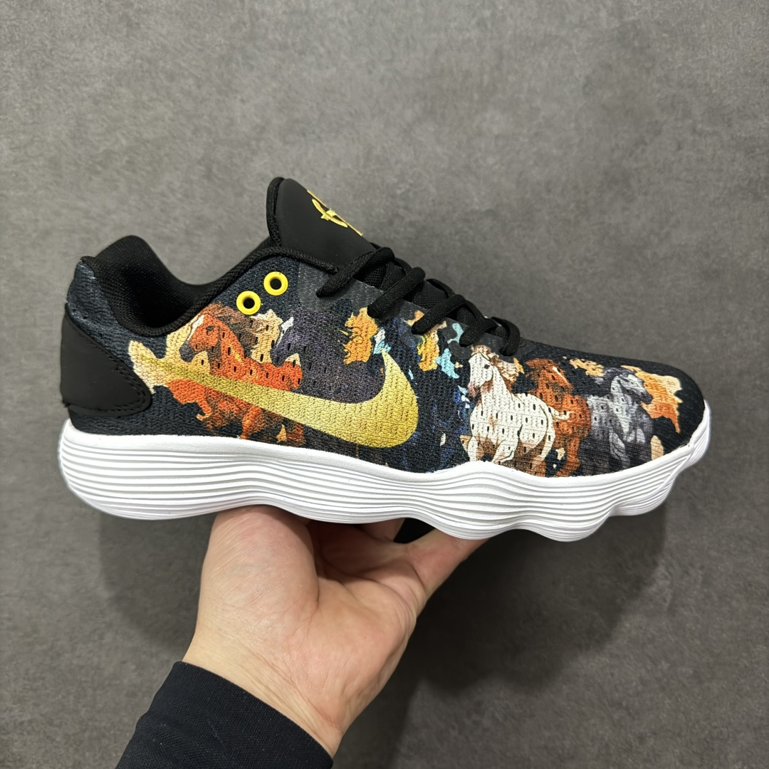 【定制版】Nike React Hyperdunk 2017 Low EP 马年限定 低帮实战篮球鞋 Nike Hyperdunk 2017, 鞋子按鞋面材质共分为编织FK版本和工程网面版本两个版本,编织版本的外观更具前卫感,鞋面采用了更加结实耐用的Flyknit打造,在最容易受到冲击的鞋头部分选用了TPU线材,保证支撑性,鞋身的脚踝处并没有延续上代的袜套设计,而是采用了独特的开窗式鞋领设计,不仅方便穿脱还增加了脚踝的灵活性;工程网面版本的Mesh材质鞋面舒适透气,霸气的大swoosh再度回归鞋面,不过取消了惯用的飞线科技;在缓震方面,使用了全新的React泡棉缓震技术,脚感更加全 面柔和 货号:897637-010 尺码:38 38.5 39 40 40.5 41 42 42.5 43 44 45 46-选品中心