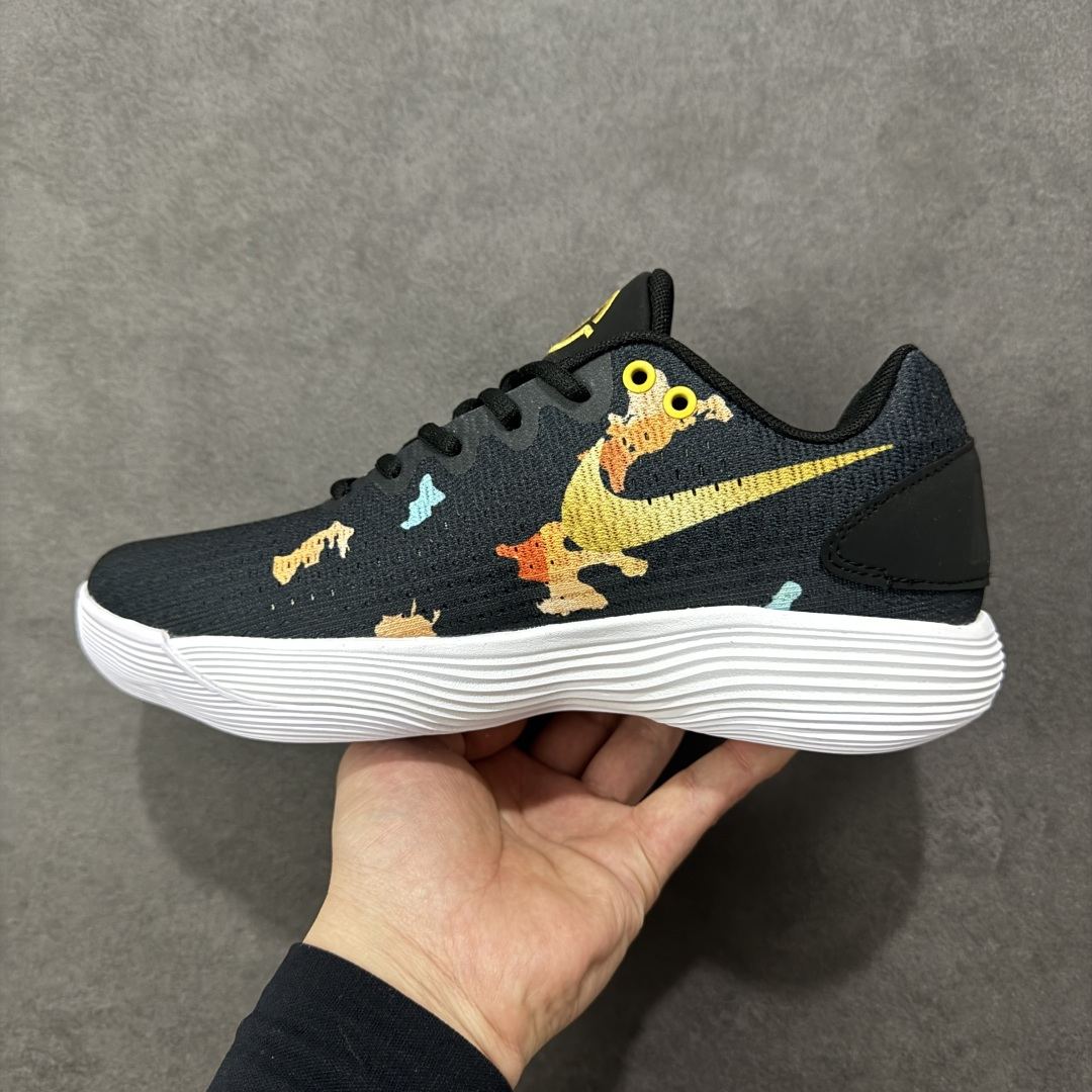 图片[2]-【定制版】Nike React Hyperdunk 2017 Low EP 马年限定 低帮实战篮球鞋 Nike Hyperdunk 2017， 鞋子按鞋面材质共分为编织FK版本和工程网面版本两个版本，编织版本的外观更具前卫感，鞋面采用了更加结实耐用的Flyknit打造，在最容易受到冲击的鞋头部分选用了TPU线材，保证支撑性，鞋身的脚踝处并没有延续上代的袜套设计，而是采用了独特的开窗式鞋领设计，不仅方便穿脱还增加了脚踝的灵活性；工程网面版本的Mesh材质鞋面舒适透气，霸气的大swoosh再度回归鞋面，不过取消了惯用的飞线科技；在缓震方面，使用了全新的React泡棉缓震技术，脚感更加全 面柔和 货号：897637-010 尺码：38 38.5 39 40 40.5 41 42 42.5 43 44 45 46-选品中心