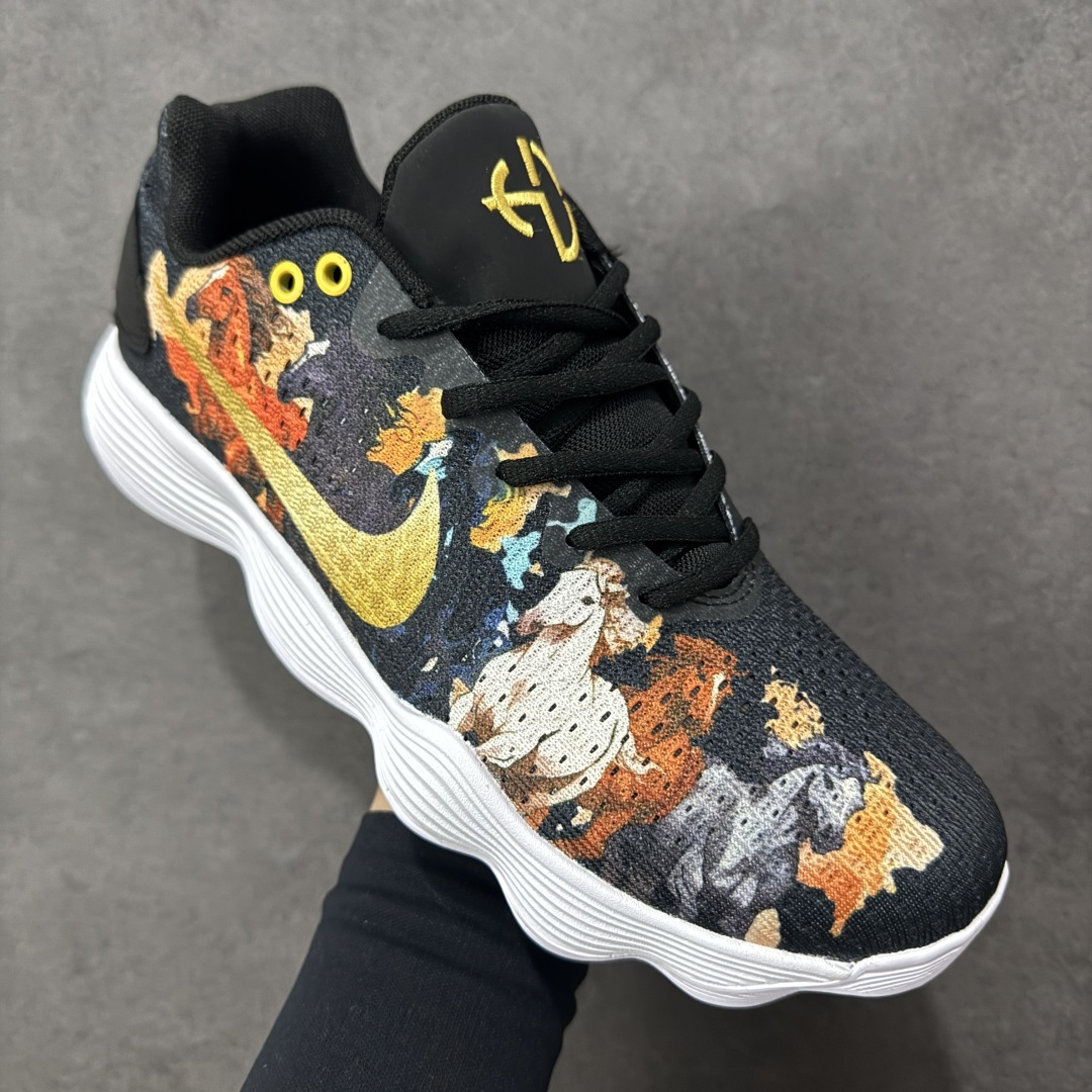 图片[3]-【定制版】Nike React Hyperdunk 2017 Low EP 马年限定 低帮实战篮球鞋 Nike Hyperdunk 2017， 鞋子按鞋面材质共分为编织FK版本和工程网面版本两个版本，编织版本的外观更具前卫感，鞋面采用了更加结实耐用的Flyknit打造，在最容易受到冲击的鞋头部分选用了TPU线材，保证支撑性，鞋身的脚踝处并没有延续上代的袜套设计，而是采用了独特的开窗式鞋领设计，不仅方便穿脱还增加了脚踝的灵活性；工程网面版本的Mesh材质鞋面舒适透气，霸气的大swoosh再度回归鞋面，不过取消了惯用的飞线科技；在缓震方面，使用了全新的React泡棉缓震技术，脚感更加全 面柔和 货号：897637-010 尺码：38 38.5 39 40 40.5 41 42 42.5 43 44 45 46-选品中心