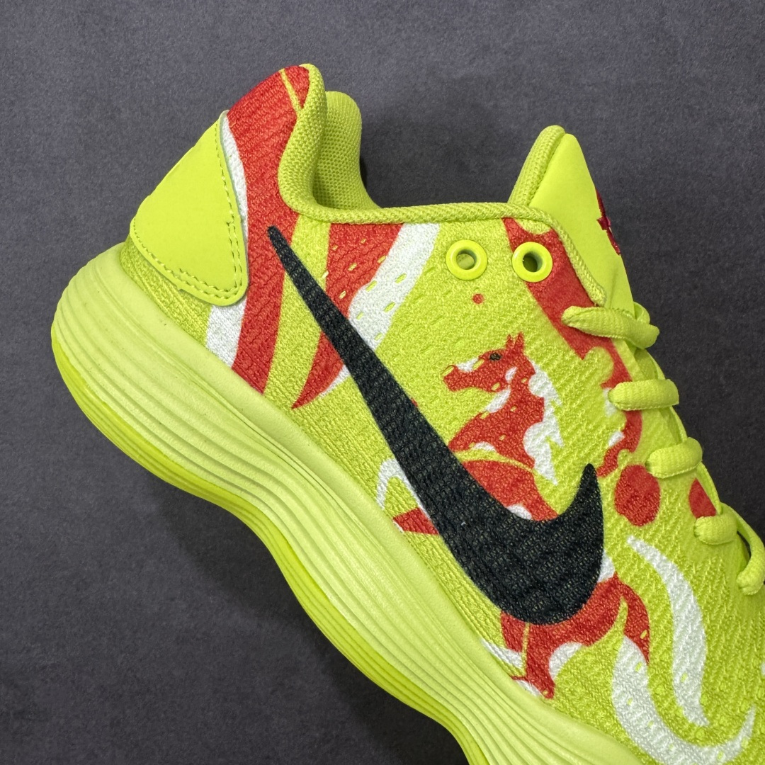 图片[6]-【定制版】Nike React Hyperdunk 2017 Low EP 马年限定 低帮实战篮球鞋 Nike Hyperdunk 2017， 鞋子按鞋面材质共分为编织FK版本和工程网面版本两个版本，编织版本的外观更具前卫感，鞋面采用了更加结实耐用的Flyknit打造，在最容易受到冲击的鞋头部分选用了TPU线材，保证支撑性，鞋身的脚踝处并没有延续上代的袜套设计，而是采用了独特的开窗式鞋领设计，不仅方便穿脱还增加了脚踝的灵活性；工程网面版本的Mesh材质鞋面舒适透气，霸气的大swoosh再度回归鞋面，不过取消了惯用的飞线科技；在缓震方面，使用了全新的React泡棉缓震技术，脚感更加全 面柔和 货号：897637-008 尺码：38 38.5 39 40 40.5 41 42 42.5 43 44 45 46-选品中心