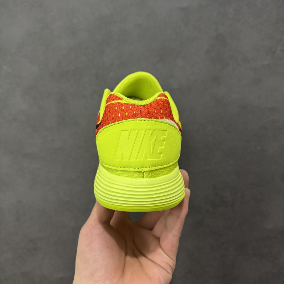 图片[4]-【定制版】Nike React Hyperdunk 2017 Low EP 马年限定 低帮实战篮球鞋 Nike Hyperdunk 2017， 鞋子按鞋面材质共分为编织FK版本和工程网面版本两个版本，编织版本的外观更具前卫感，鞋面采用了更加结实耐用的Flyknit打造，在最容易受到冲击的鞋头部分选用了TPU线材，保证支撑性，鞋身的脚踝处并没有延续上代的袜套设计，而是采用了独特的开窗式鞋领设计，不仅方便穿脱还增加了脚踝的灵活性；工程网面版本的Mesh材质鞋面舒适透气，霸气的大swoosh再度回归鞋面，不过取消了惯用的飞线科技；在缓震方面，使用了全新的React泡棉缓震技术，脚感更加全 面柔和 货号：897637-008 尺码：38 38.5 39 40 40.5 41 42 42.5 43 44 45 46-选品中心