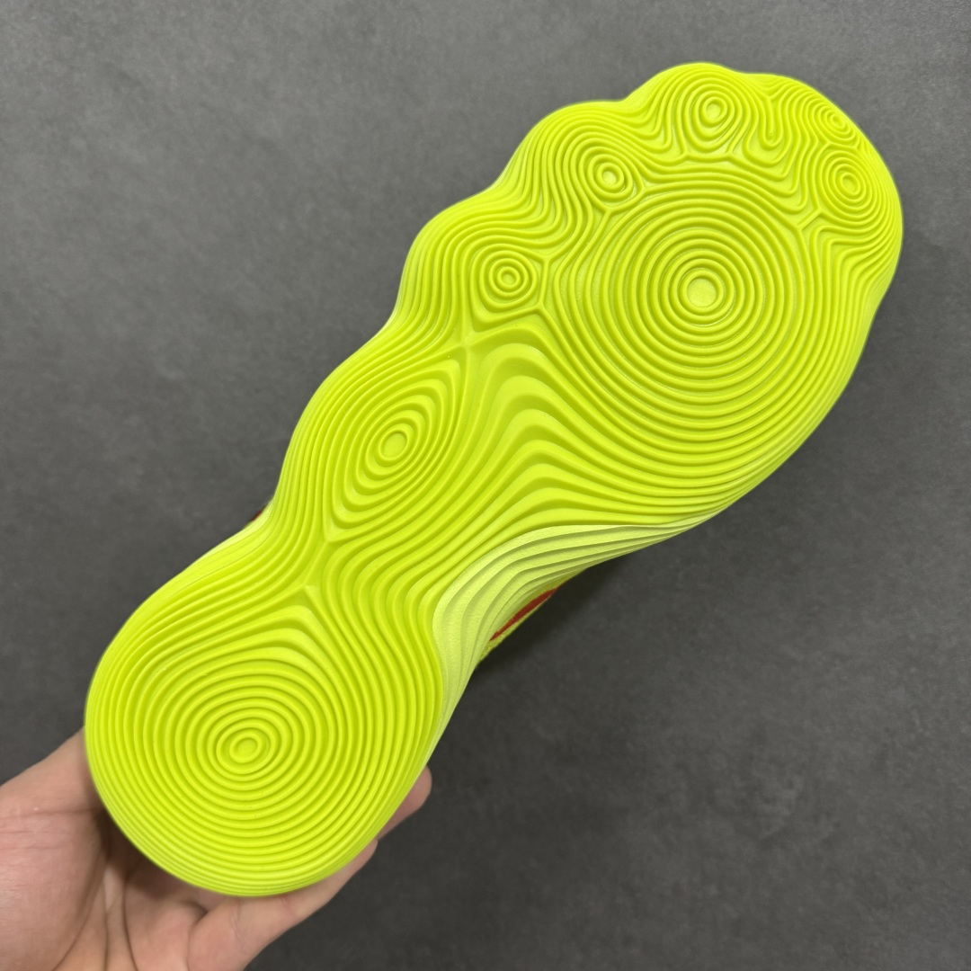 图片[9]-【定制版】Nike React Hyperdunk 2017 Low EP 马年限定 低帮实战篮球鞋 Nike Hyperdunk 2017， 鞋子按鞋面材质共分为编织FK版本和工程网面版本两个版本，编织版本的外观更具前卫感，鞋面采用了更加结实耐用的Flyknit打造，在最容易受到冲击的鞋头部分选用了TPU线材，保证支撑性，鞋身的脚踝处并没有延续上代的袜套设计，而是采用了独特的开窗式鞋领设计，不仅方便穿脱还增加了脚踝的灵活性；工程网面版本的Mesh材质鞋面舒适透气，霸气的大swoosh再度回归鞋面，不过取消了惯用的飞线科技；在缓震方面，使用了全新的React泡棉缓震技术，脚感更加全 面柔和 货号：897637-008 尺码：38 38.5 39 40 40.5 41 42 42.5 43 44 45 46-选品中心