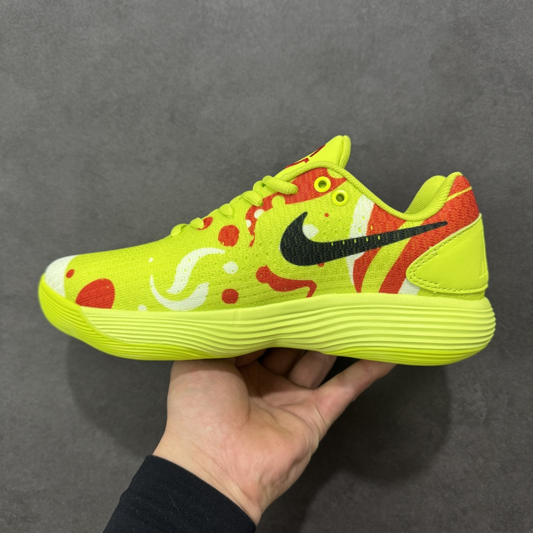 图片[2]-【定制版】Nike React Hyperdunk 2017 Low EP 马年限定 低帮实战篮球鞋 Nike Hyperdunk 2017， 鞋子按鞋面材质共分为编织FK版本和工程网面版本两个版本，编织版本的外观更具前卫感，鞋面采用了更加结实耐用的Flyknit打造，在最容易受到冲击的鞋头部分选用了TPU线材，保证支撑性，鞋身的脚踝处并没有延续上代的袜套设计，而是采用了独特的开窗式鞋领设计，不仅方便穿脱还增加了脚踝的灵活性；工程网面版本的Mesh材质鞋面舒适透气，霸气的大swoosh再度回归鞋面，不过取消了惯用的飞线科技；在缓震方面，使用了全新的React泡棉缓震技术，脚感更加全 面柔和 货号：897637-008 尺码：38 38.5 39 40 40.5 41 42 42.5 43 44 45 46-选品中心