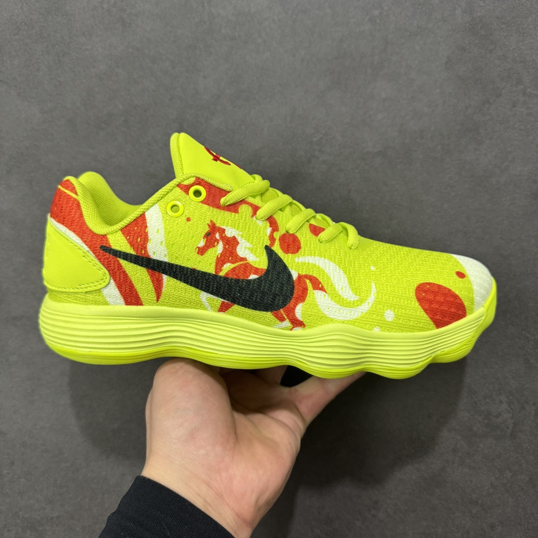 【定制版】Nike React Hyperdunk 2017 Low EP 马年限定 低帮实战篮球鞋 Nike Hyperdunk 2017, 鞋子按鞋面材质共分为编织FK版本和工程网面版本两个版本,编织版本的外观更具前卫感,鞋面采用了更加结实耐用的Flyknit打造,在最容易受到冲击的鞋头部分选用了TPU线材,保证支撑性,鞋身的脚踝处并没有延续上代的袜套设计,而是采用了独特的开窗式鞋领设计,不仅方便穿脱还增加了脚踝的灵活性;工程网面版本的Mesh材质鞋面舒适透气,霸气的大swoosh再度回归鞋面,不过取消了惯用的飞线科技;在缓震方面,使用了全新的React泡棉缓震技术,脚感更加全 面柔和 货号:897637-008 尺码:38 38.5 39 40 40.5 41 42 42.5 43 44 45 46-选品中心